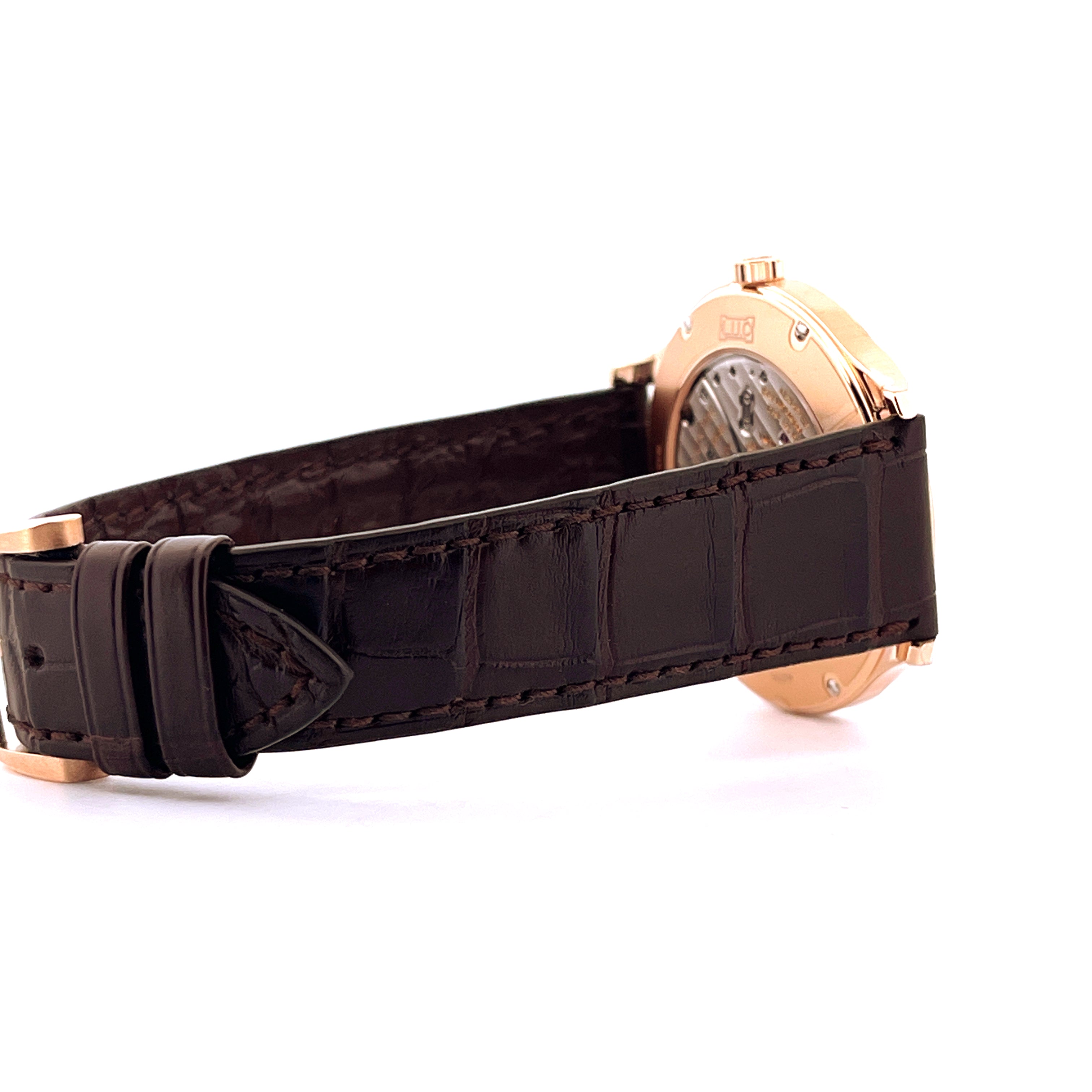 Seitenansicht einer Chopard Xps L.u.c Roségold mit braunem Krokolederarmband auf weißem Hintergrund