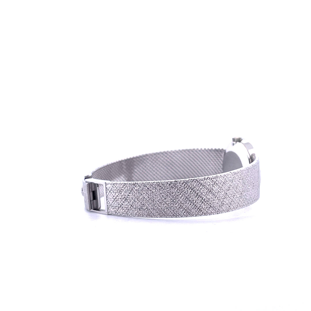 Patek Philippe Ellipse d'Or Weißgold Armbanduhr im Profil mit fein texturiertem Band