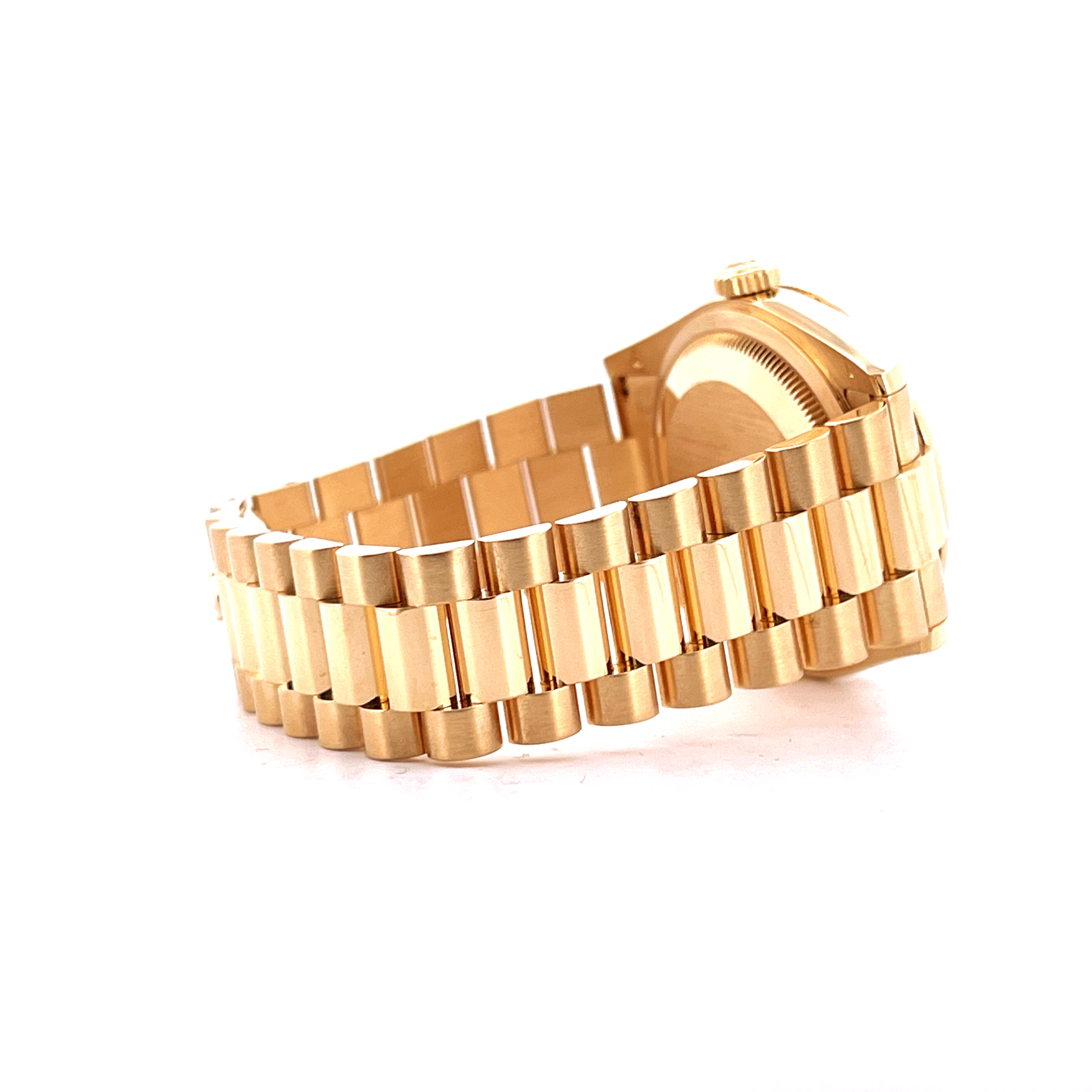 Rolex Day-Date 36 mm Gelbgold Armband im Detail auf weißem Hintergrund