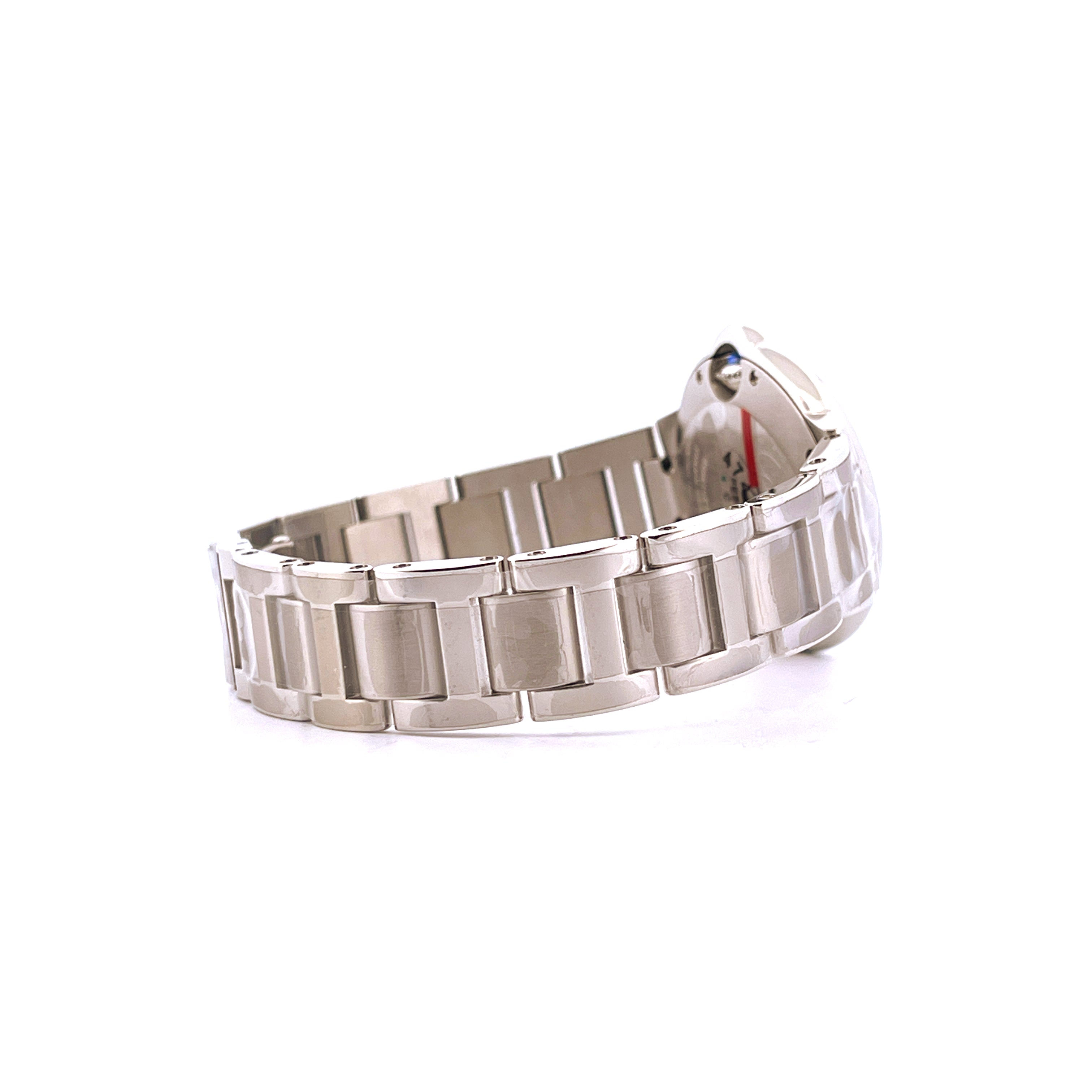 Seitliche Ansicht eines Cartier Ballon Bleu 33mm Edelstahl Armbands auf weißem Hintergrund