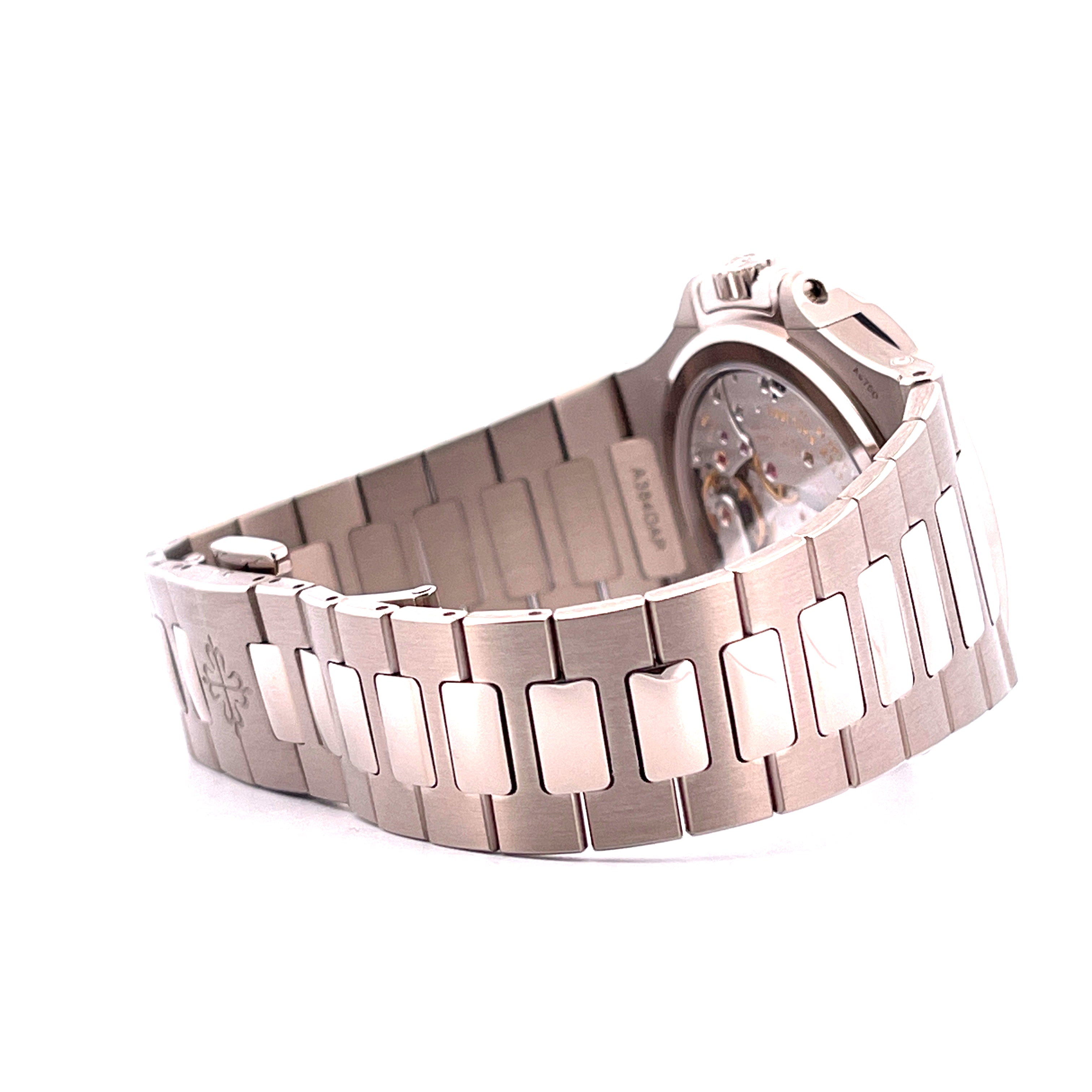 Patek Philippe Nautilus Perpetual Calendar aus Weißgold in Seitenansicht mit Sicht auf das Uhrwerk und Armband
