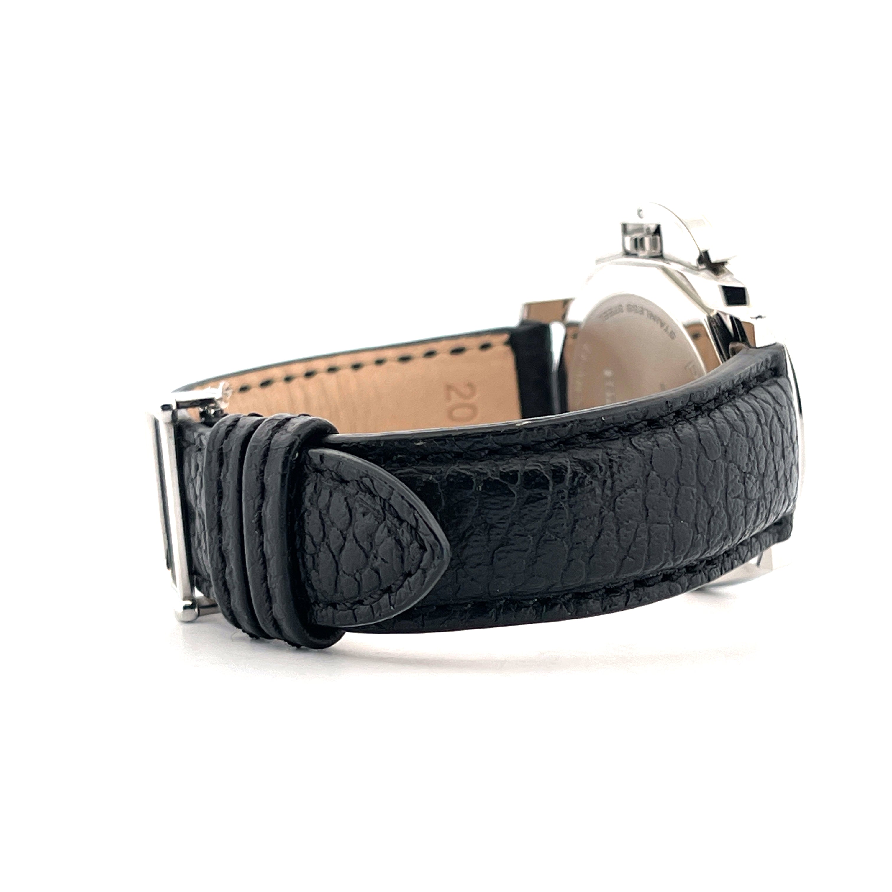 Seitenansicht einer Panerai Luminor Due 38 mm mit schwarzem Lederarmband auf weißem Hintergrund