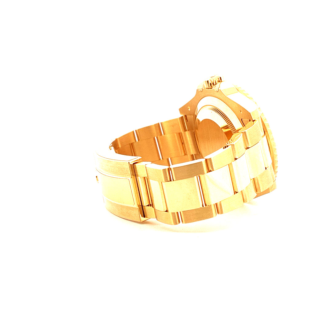 Rolex Submariner 126618LB Date Gelbgold von der Seite, das Armband ist im Fokus