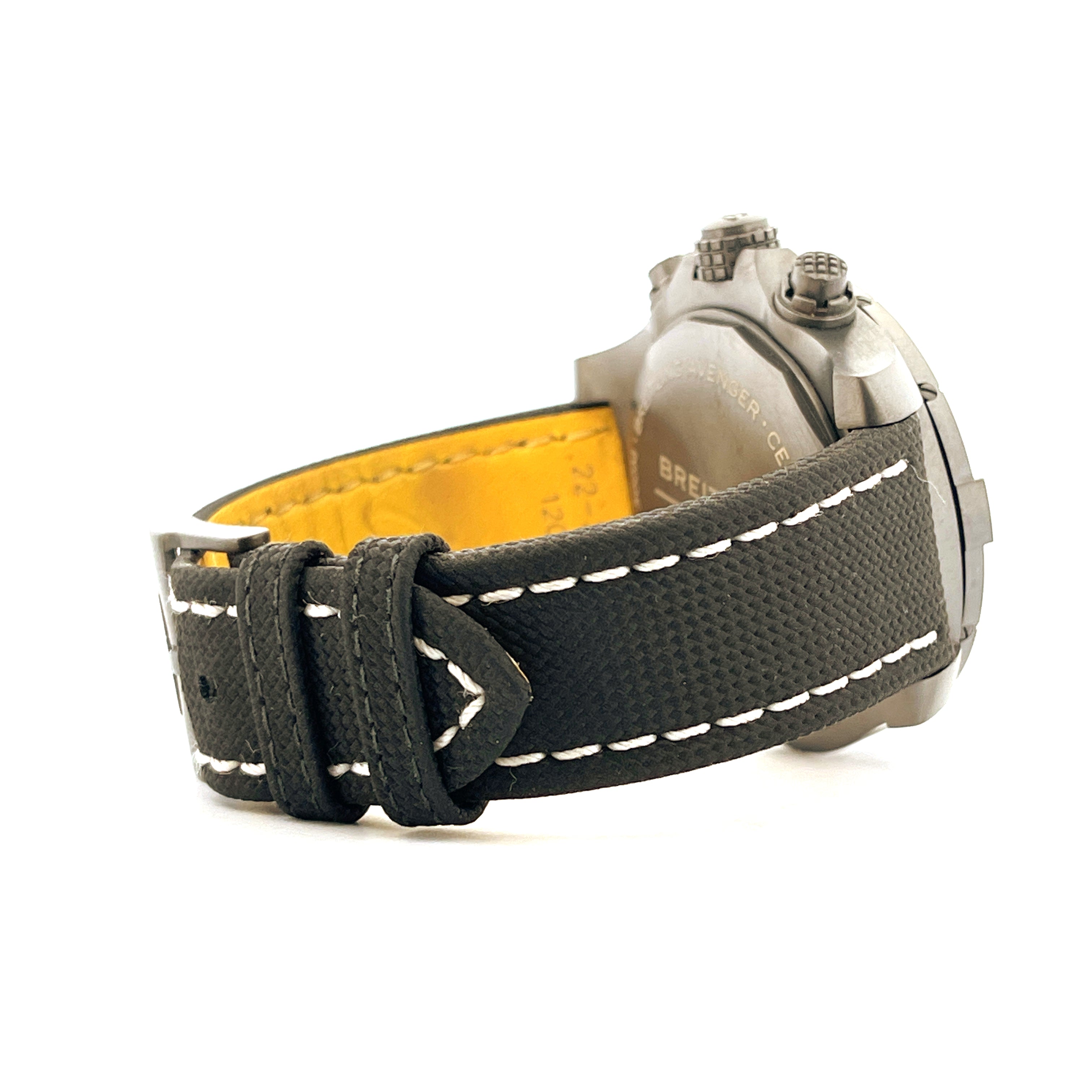 Breitling Avenger Chronograph Night Mission Uhr im Profil mit schwarzem Stoffarmband und gelbem Futter auf weißem Hintergrund
