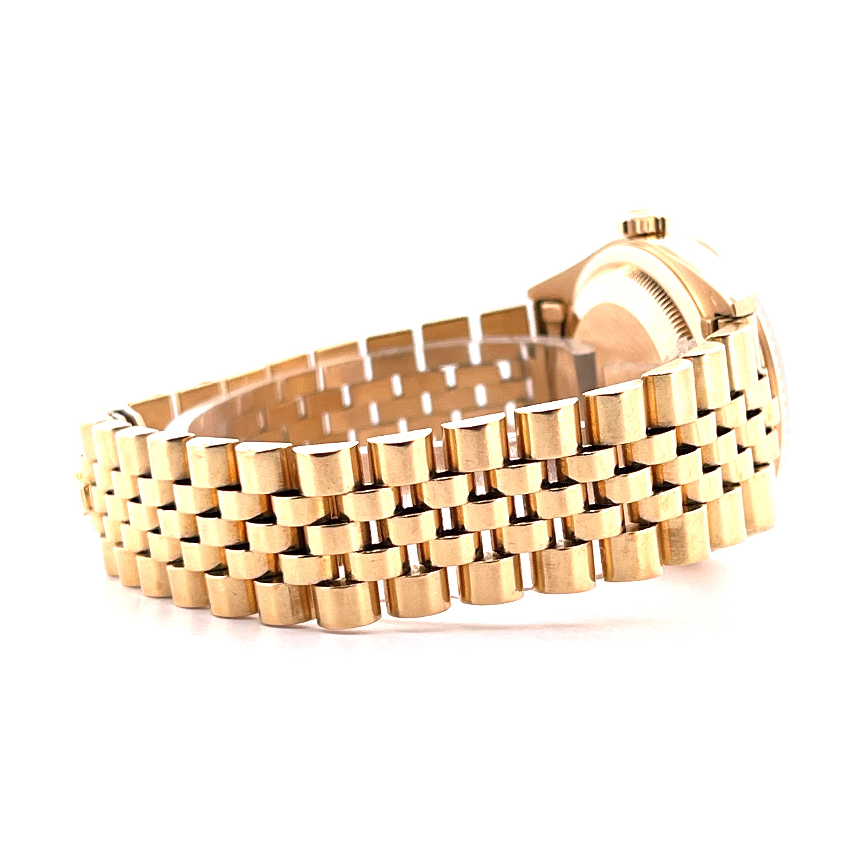 Seitenansicht einer Rolex Day-Date 36 aus Gelbgold mit Jubilee-Armband im Detail