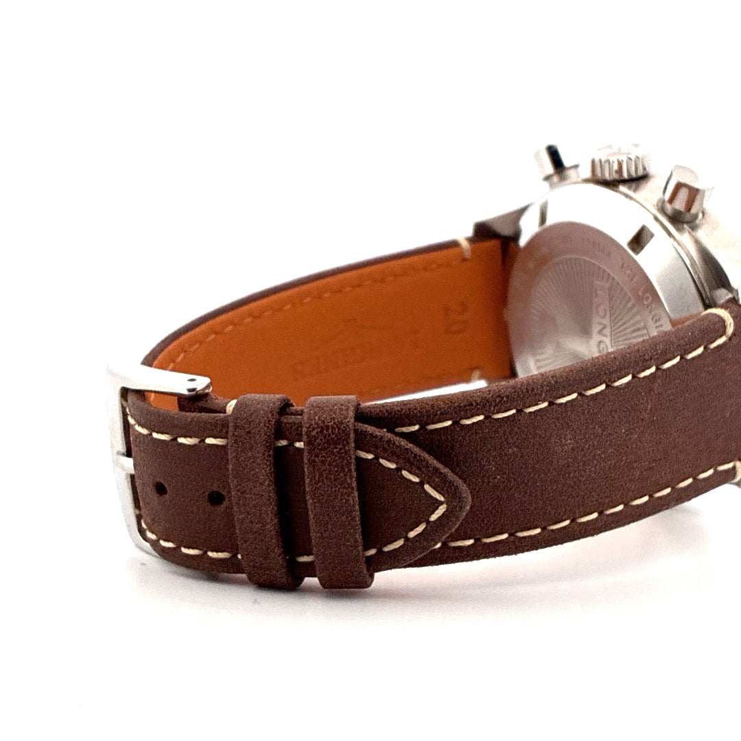 Seitenansicht eines Longines Avigation Bigeye Chronographen aus Edelstahl mit braunem Lederarmband