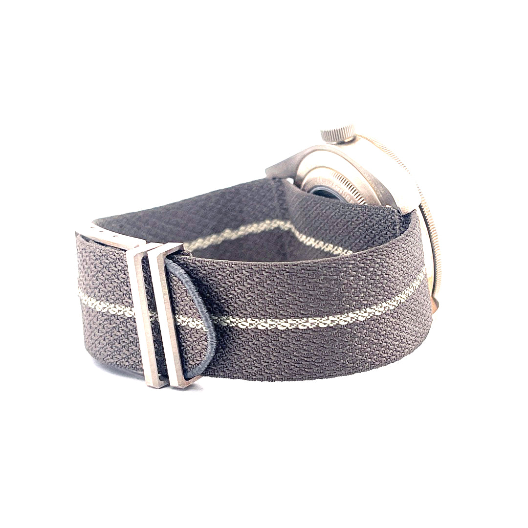 Seitenansicht Tudor Black Bay Fifty-Eight 925 Silber mit Stoffband und silberner Schließe auf weißem Hintergrund