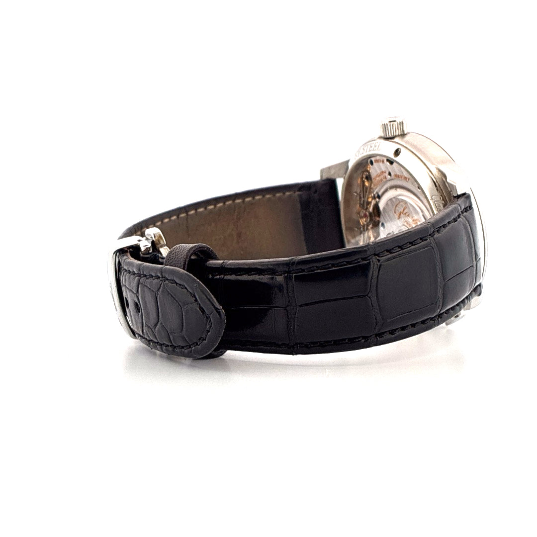 Glashütte Original PanoMatic Venue Zweite Zeitzone in Stahl mit schwarzem Kroko-Lederarmband und Schließe Seitenansicht