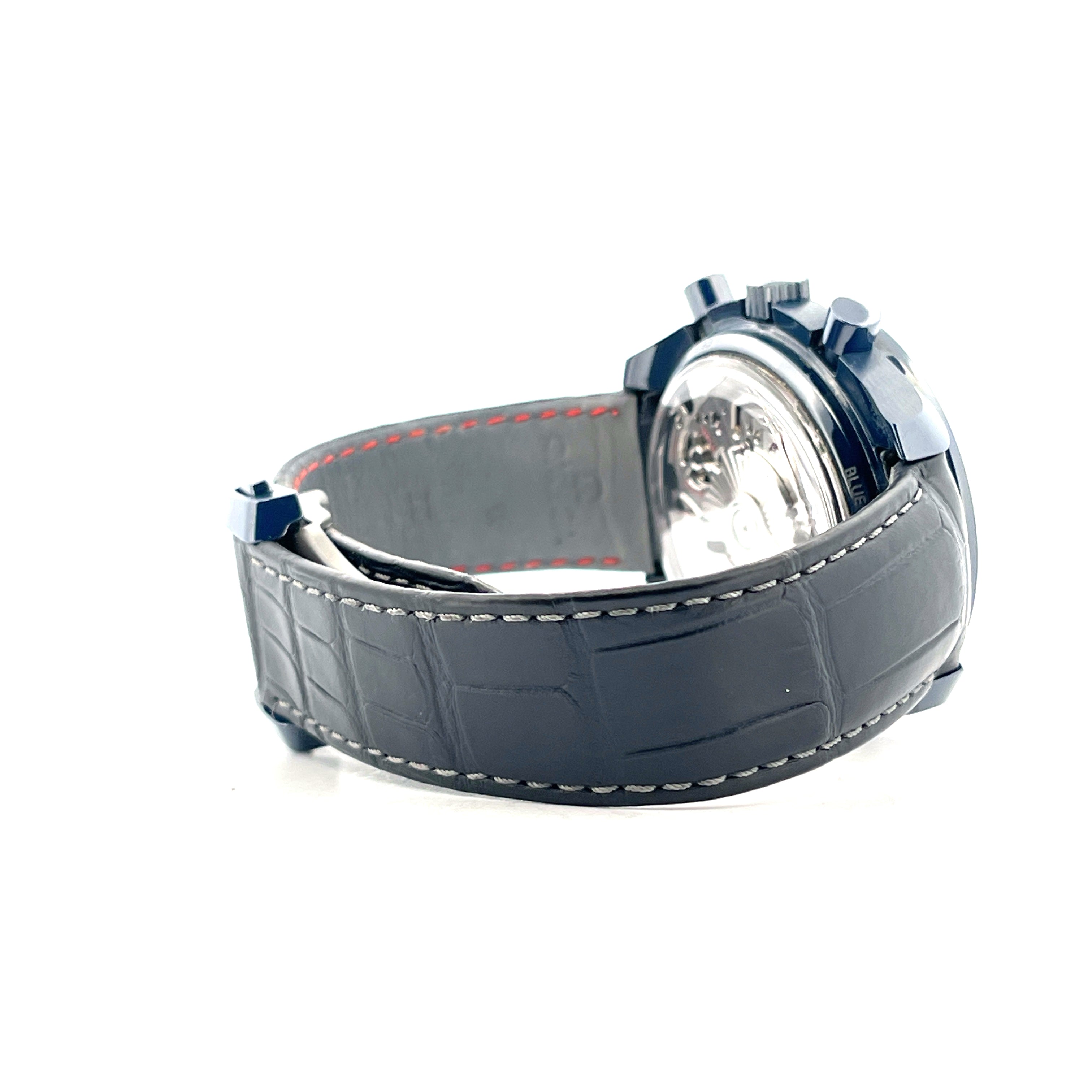 Seitenansicht einer Omega Speedmaster Moonwatch Blue Side of the Moon mit blauem Lederarmband