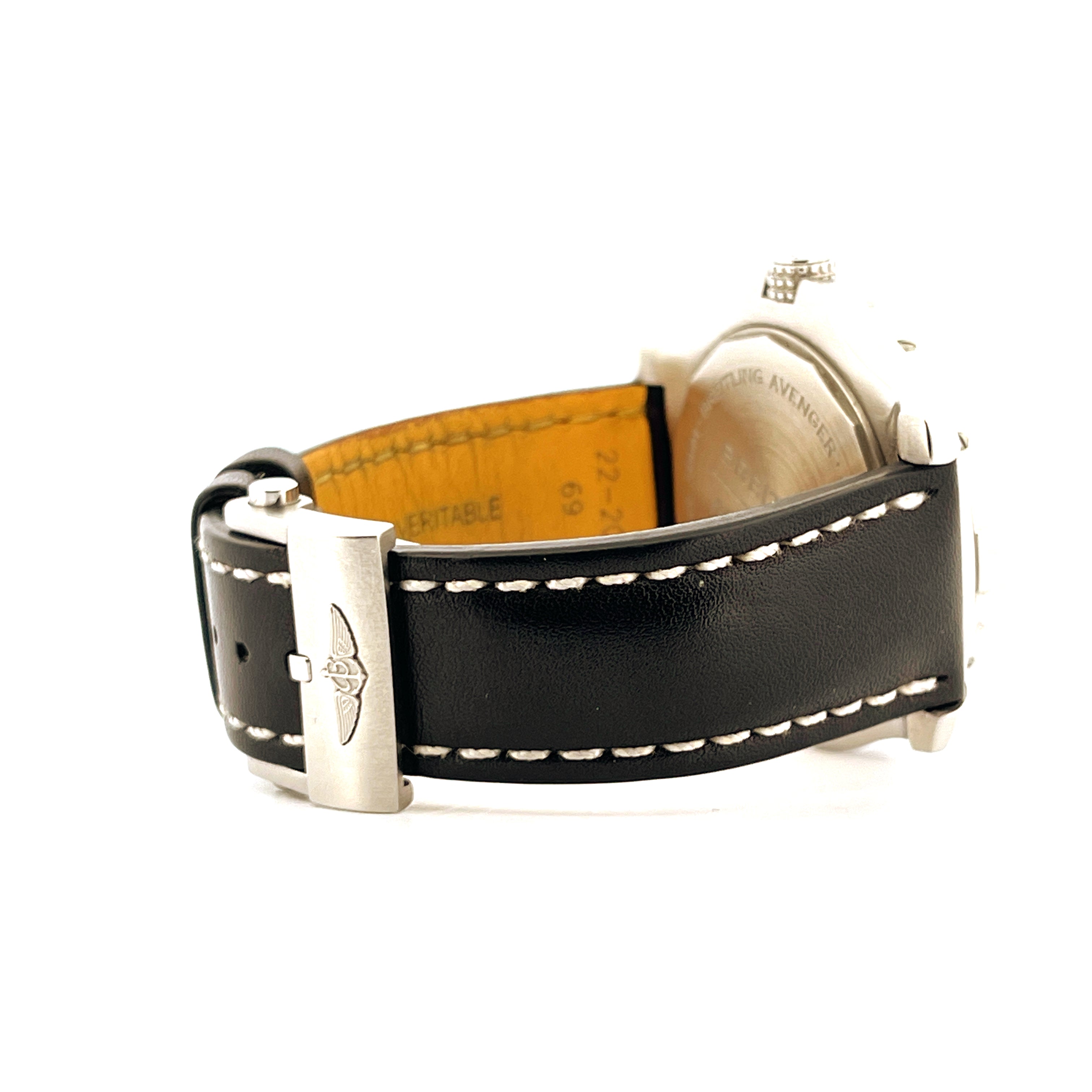 Breitling Avenger Automatic GMT 43 aus Stahl mit schwarzem Lederarmband und Faltschließe