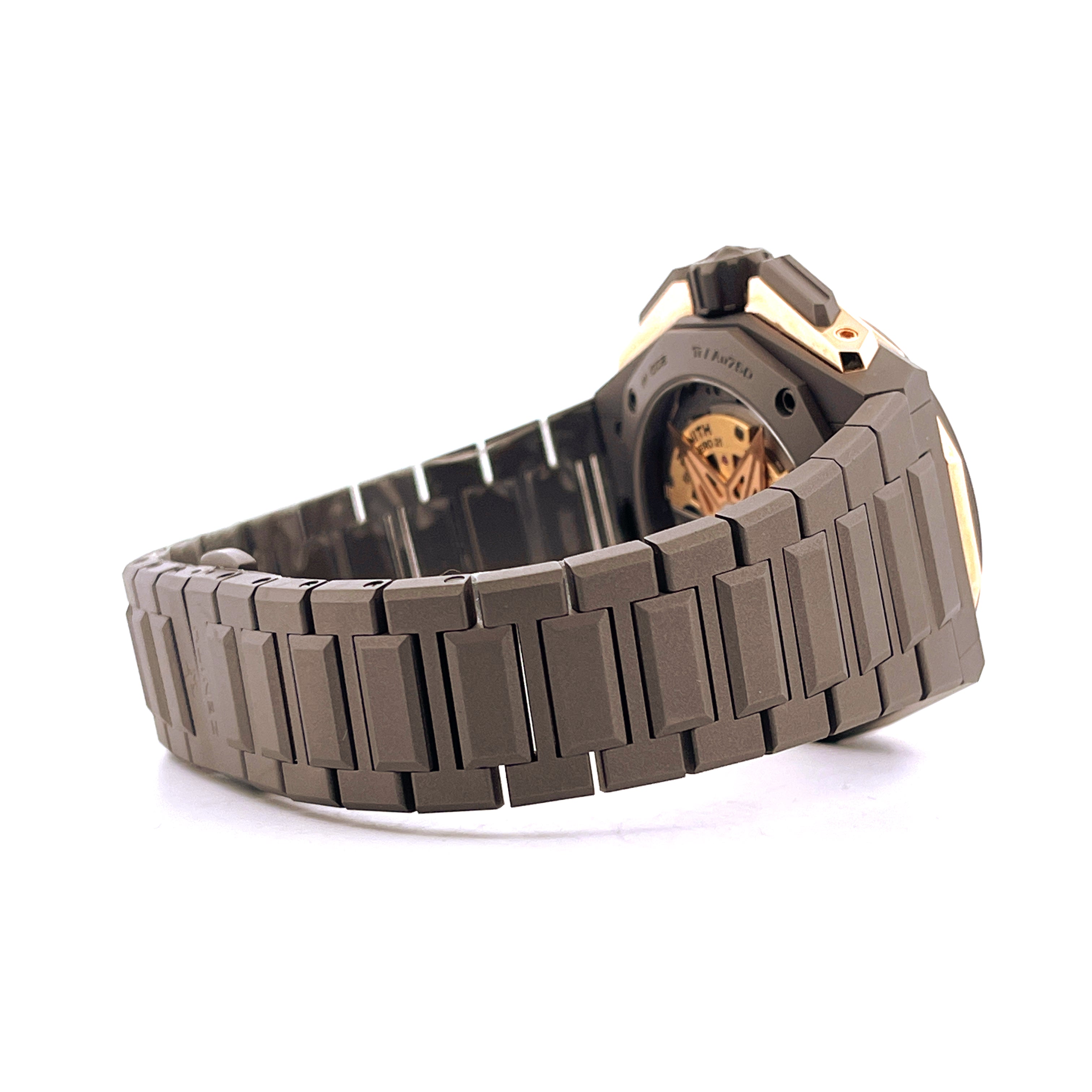 Seitenansicht einer Zenith Defy Extreme Titan Roségold Uhr mit charakteristischem Gliederarmband