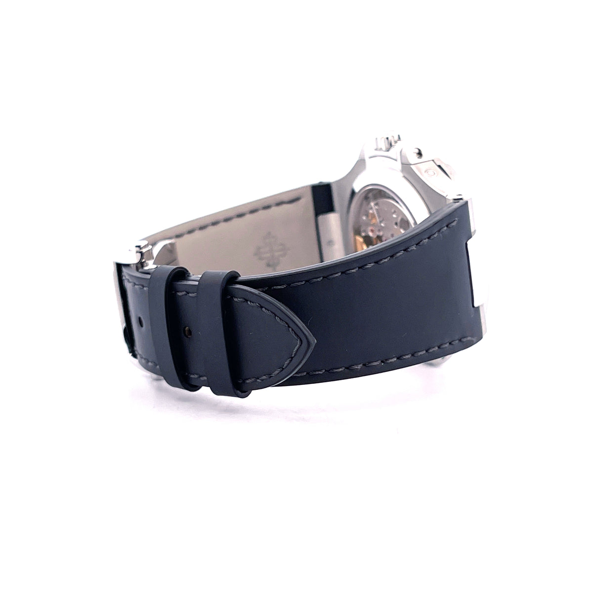 Patek Philippe Nautilus Annual Calendar 5726A-001 / premium Condition / Full Set / second Strap / Germany / 2025, Schrägansicht mit Armband und Gehäuseboden vor weißem Hintergrund