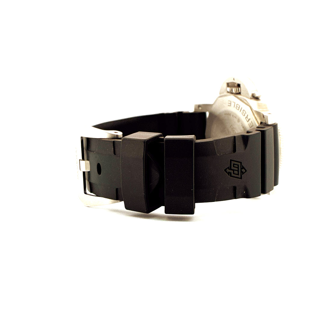 Seitenansicht der Panerai Luminor Submersible Quarantaquattro mit schwarzem Kautschukband