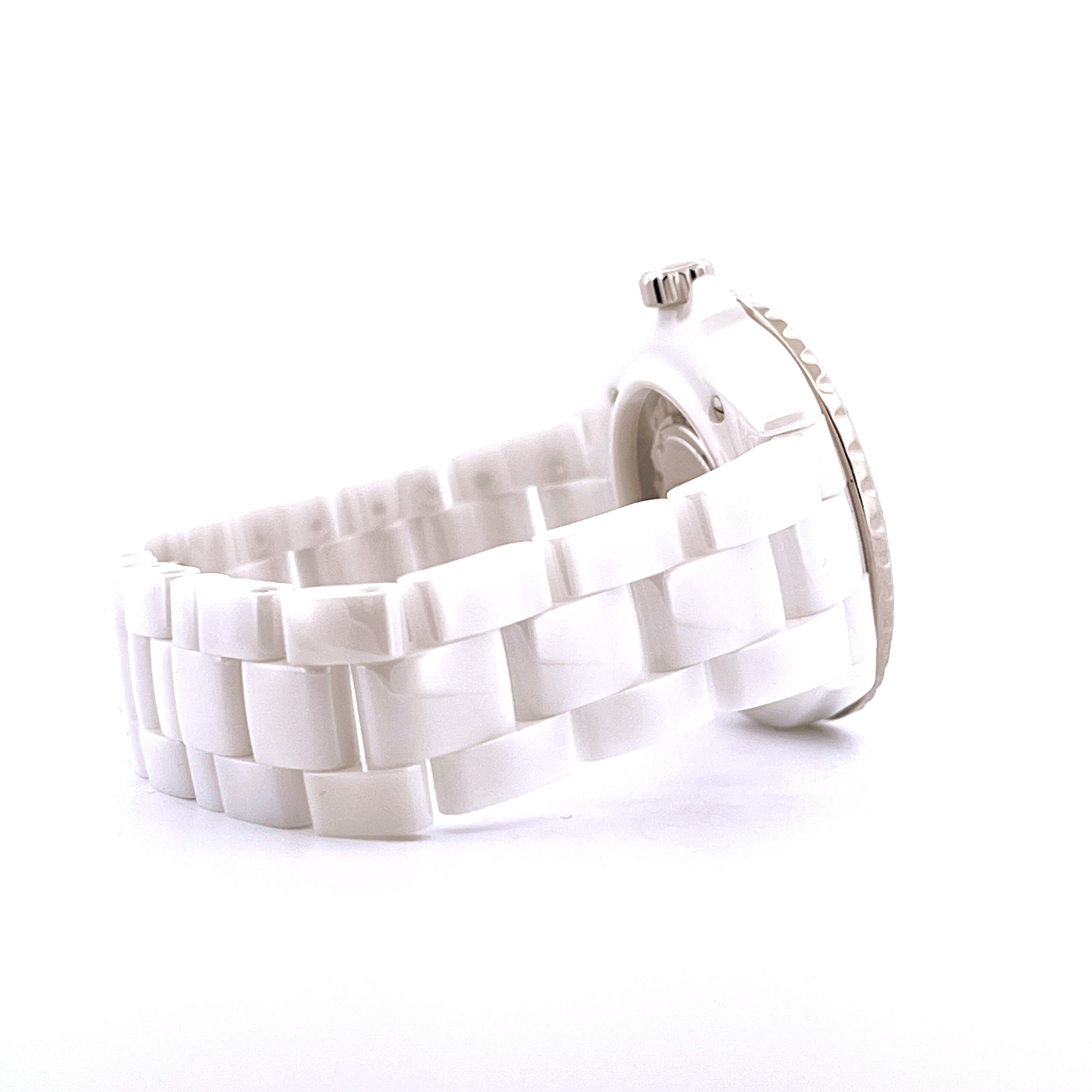 Chanel J12 38 mm Keramik-Automatik-Uhr in Seitenansicht mit weißem Keramik-Gliederarmband