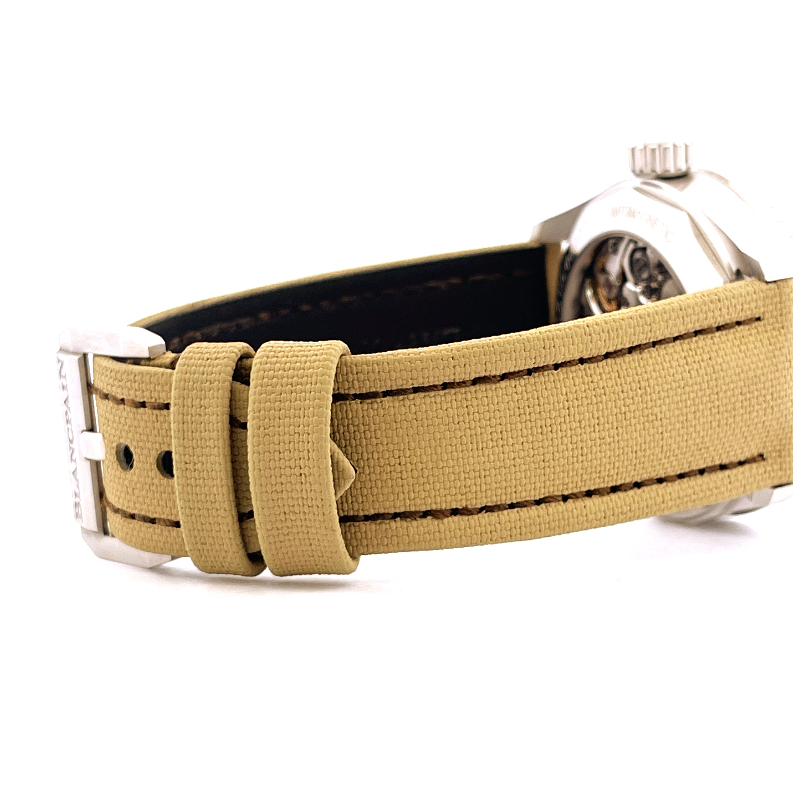 Seitliche Ansicht des Beige-Canvas-Armbands einer Blancpain Fifty Fathoms Bathyscaphe mit stählerner Schließe
