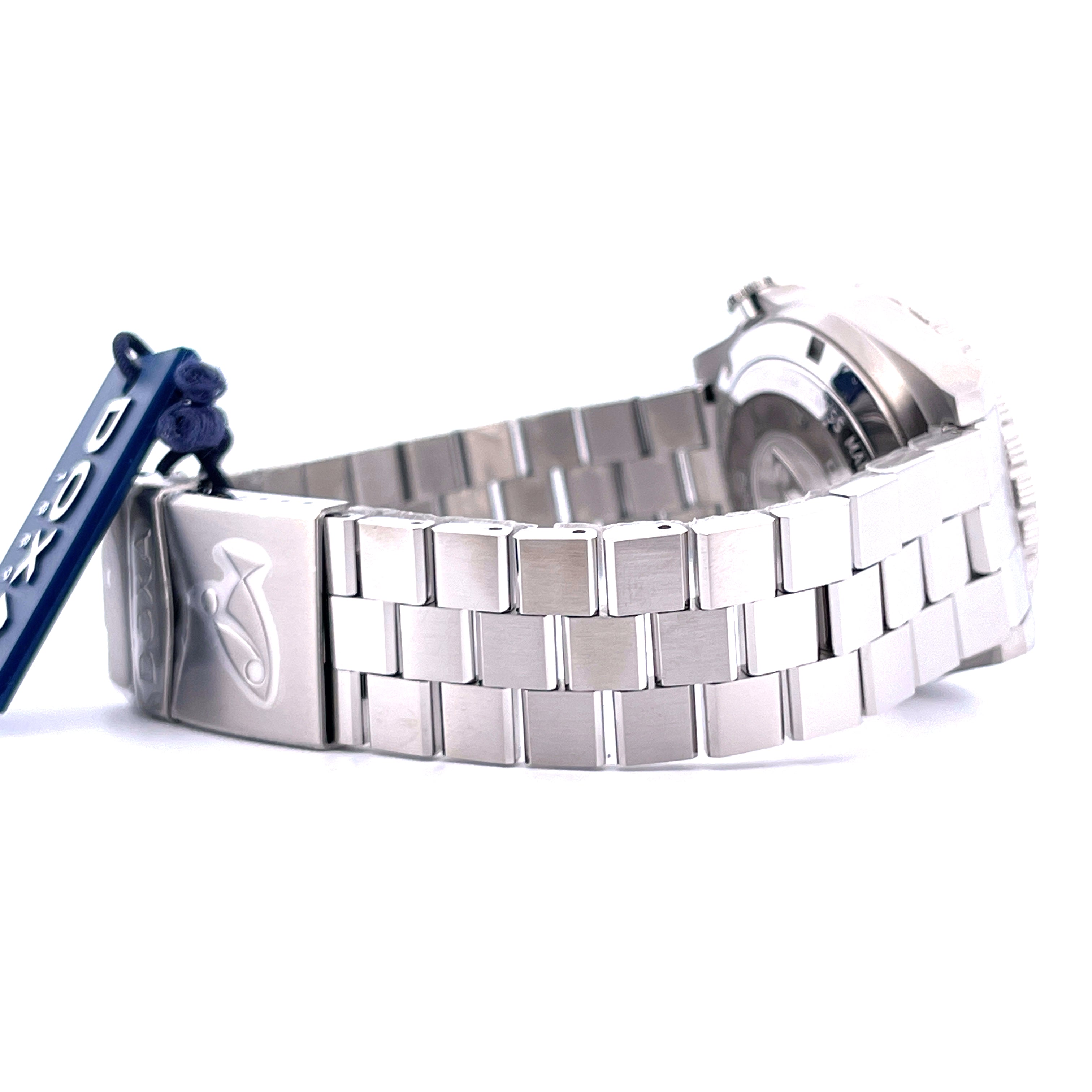 Seitenansicht der Doxa Sub Sharkhunter aus Stahl mit blauem Anhänger und Stahlarmband vor weißem Hintergrund