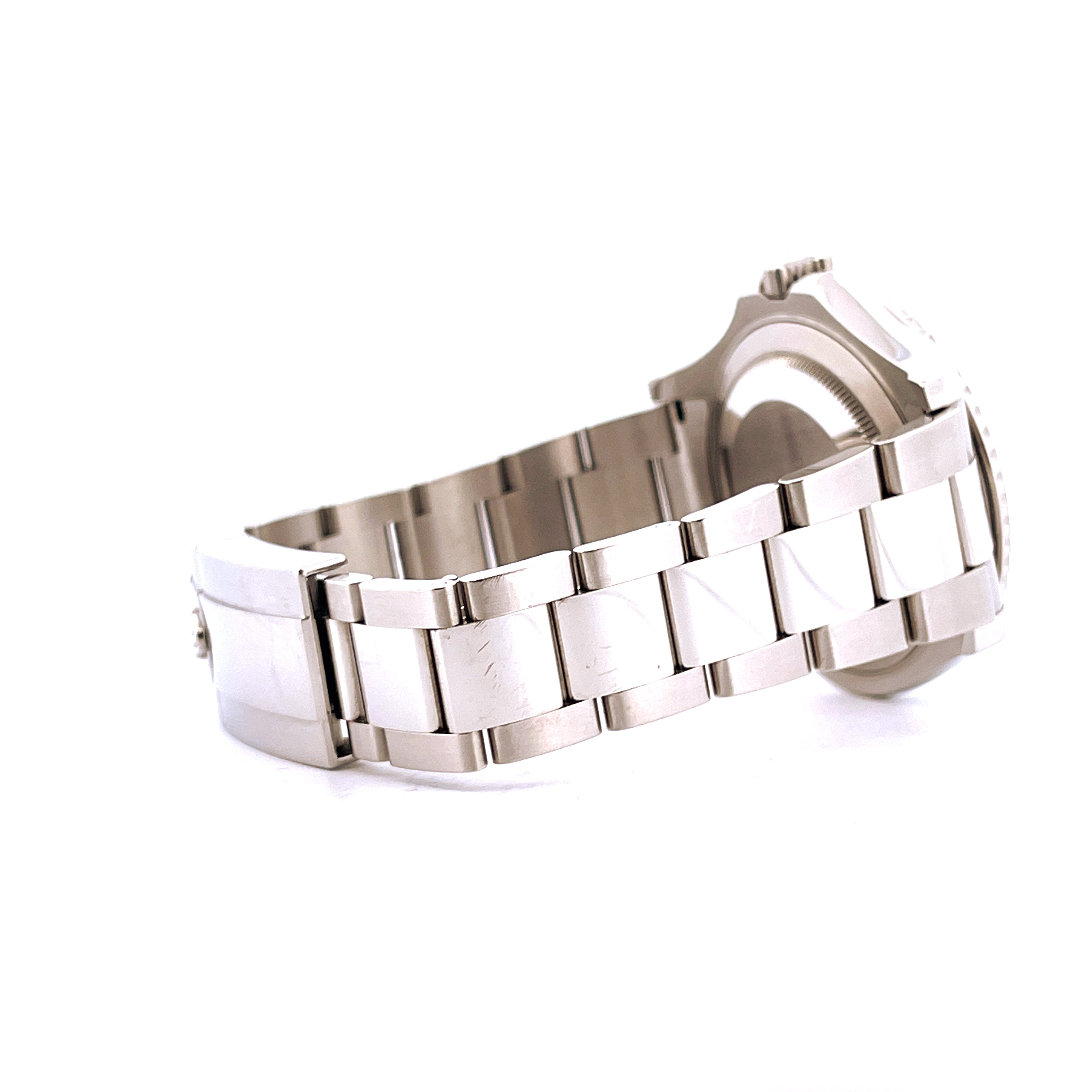 Seitenansicht einer Rolex Yacht-Master 40 Edelstahl-Uhr mit blauem Zifferblatt auf weißem Hintergrund