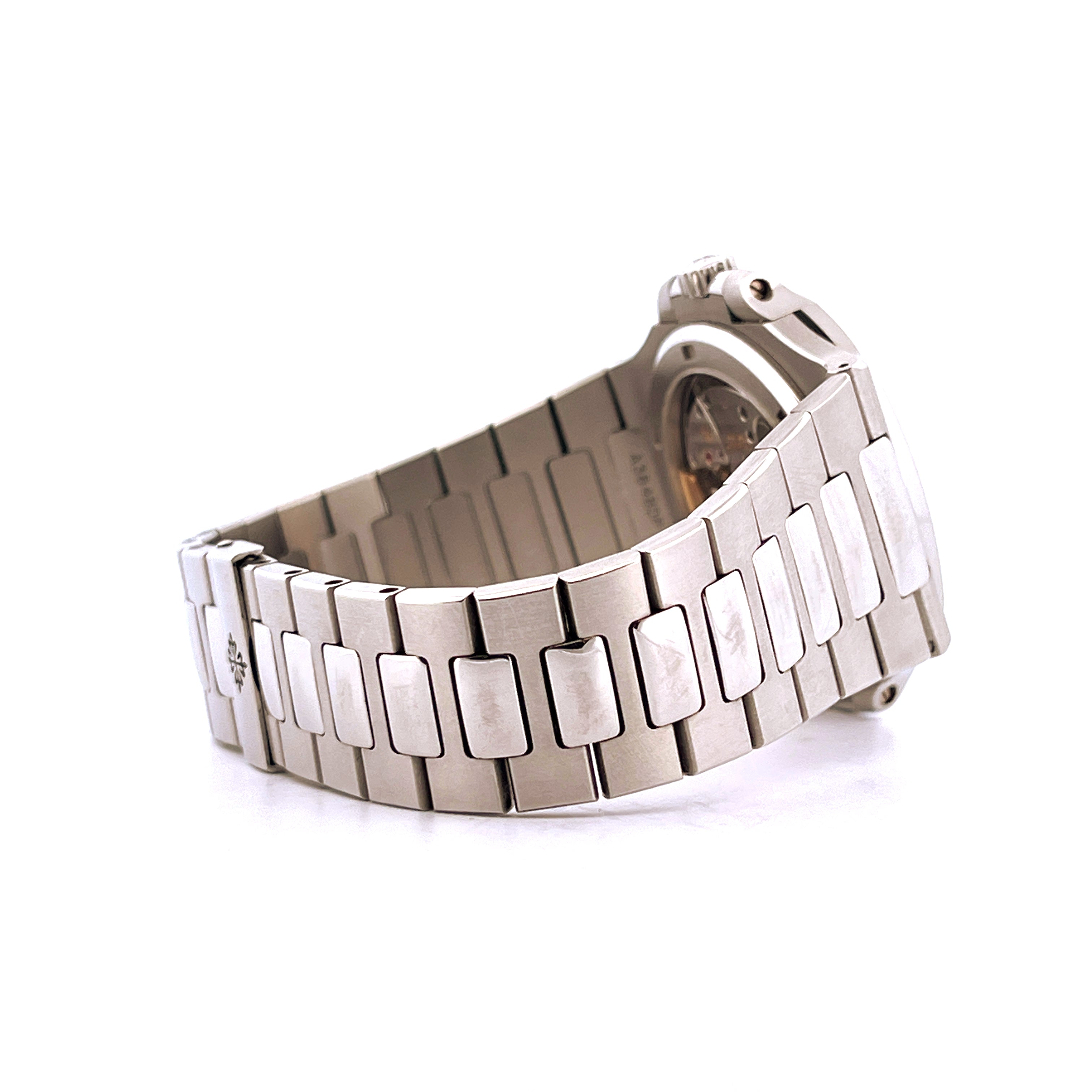 Patek Philippe Nautilus Ref 5711/1A-001 im Seitenprofil auf weißem Hintergrund mit Edelstahlarmband