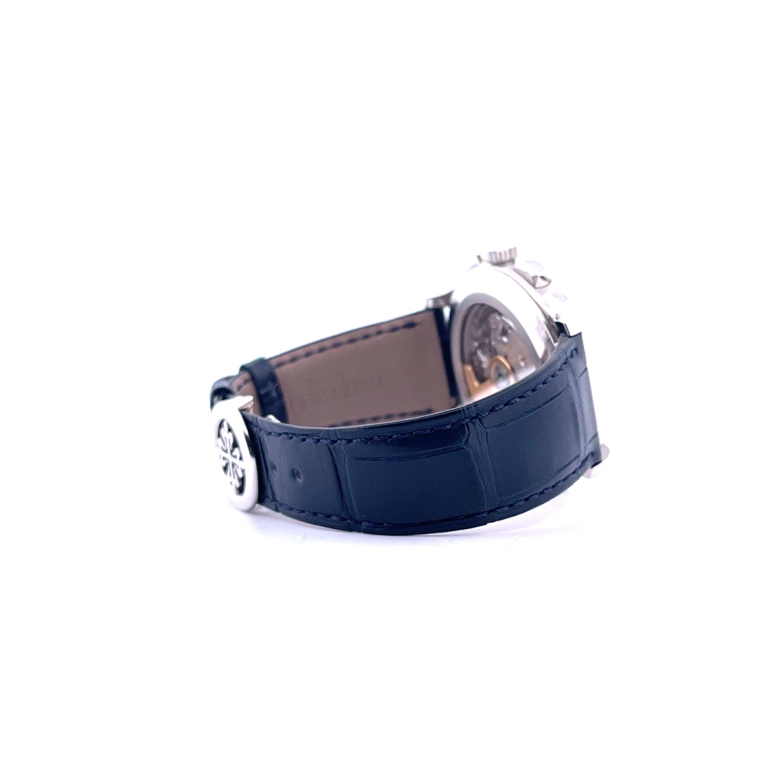 Patek Philippe Annual Calendar Chronograph, Schrägansicht mit Armband, Schließe und Gehäuseboden vor weißem Hintergrund