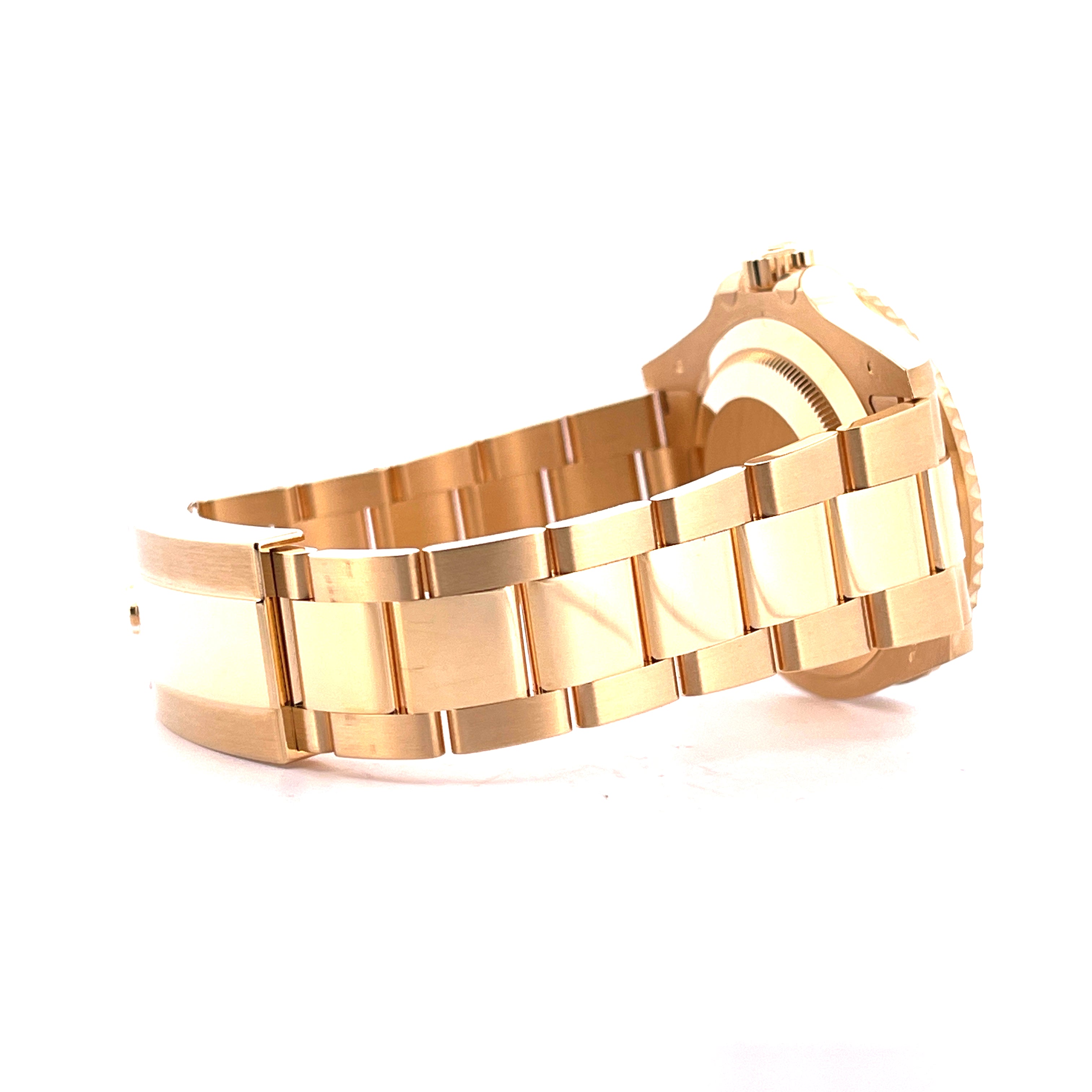 Rolex Submariner Date 126618LB in Gelbgold von der Seite auf weißem Hintergrund