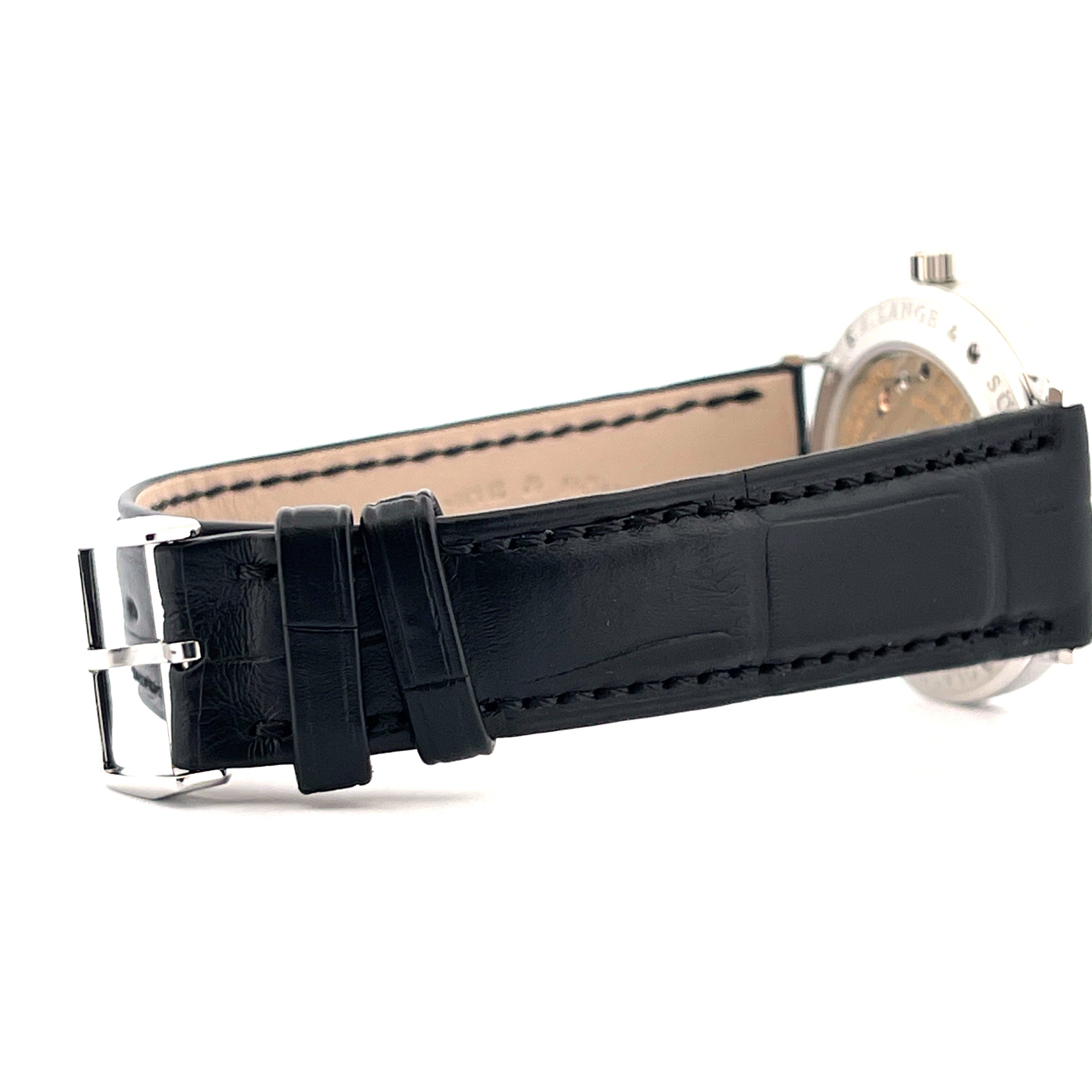 Nahaufnahme eines schwarzen Lederarmbands einer A. Lange & Söhne Uhr mit silberner Schließe