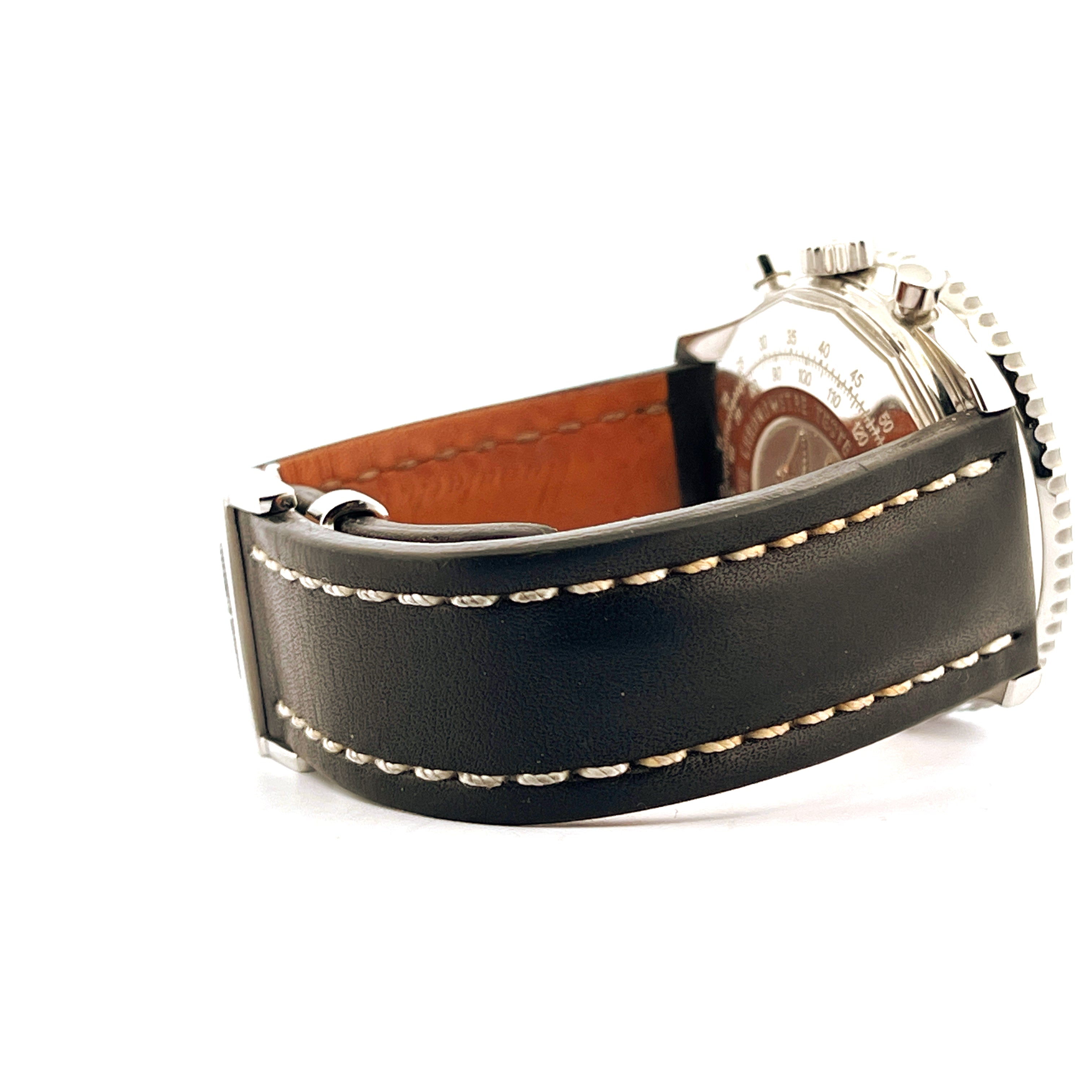 Breitling Navitimer B01 Seitenansicht eines schwarzen Lederarmbandes mit weißer Naht