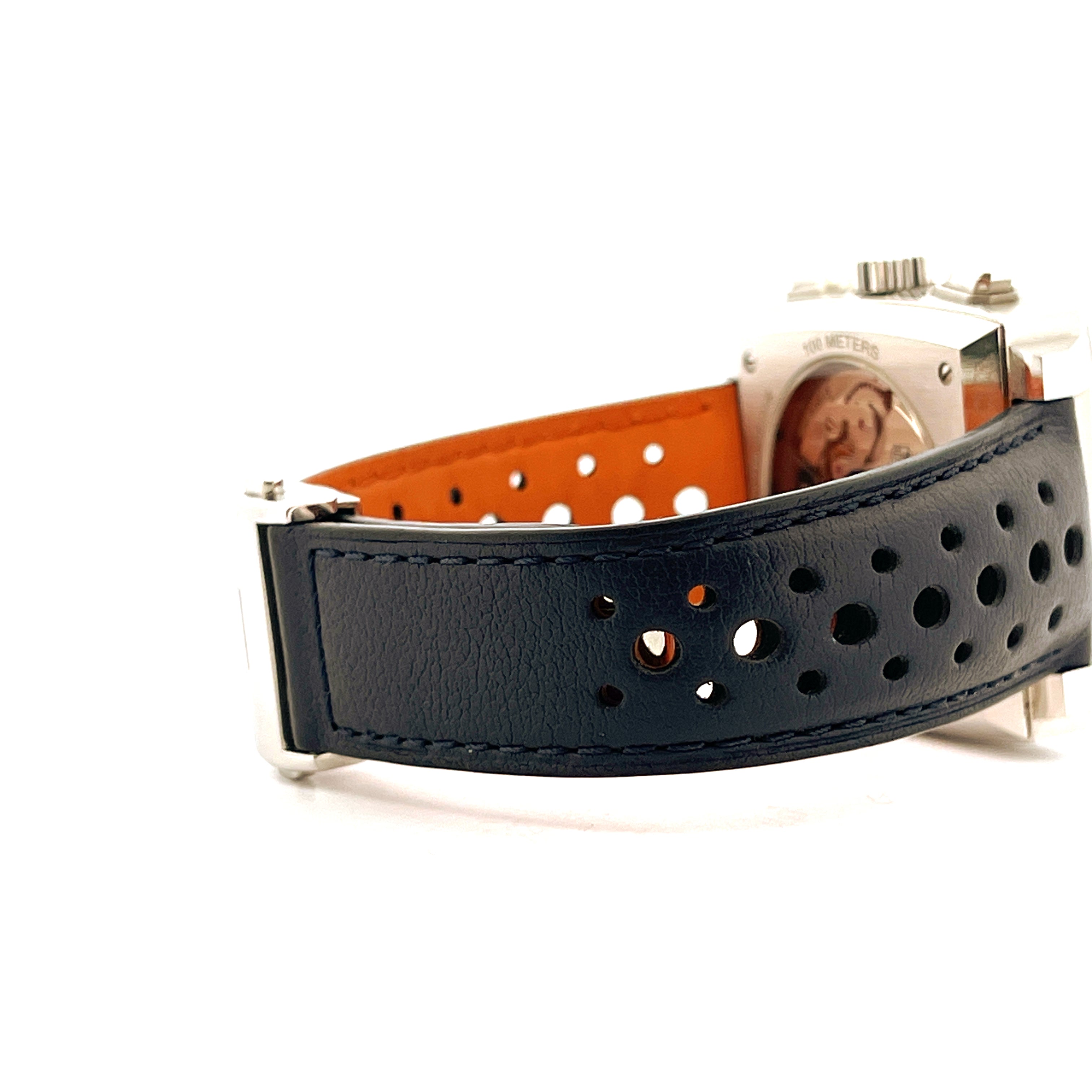Tag Heuer Monaco Gulf im Detail mit schwarzem Lederarmband und orangenem Innenfutter auf weissem Hintergrund