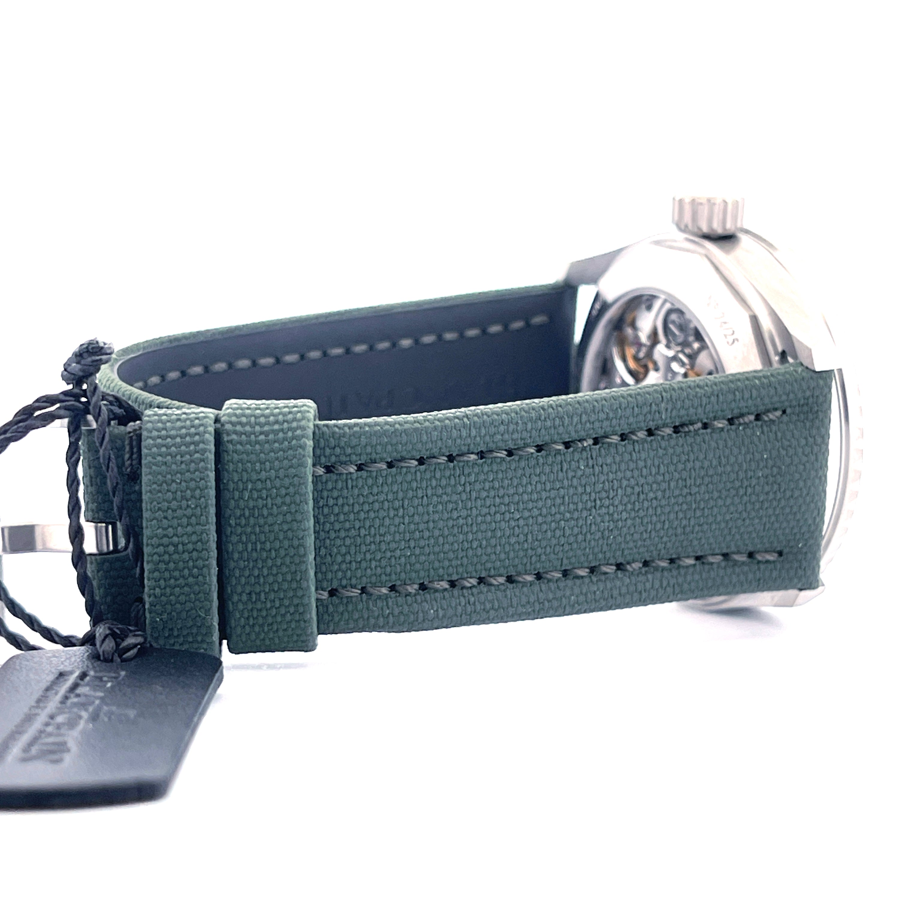 Blancpain Fifty Fathoms Bathyscaphe 43mm Titangehäuse mit grünen Canvas-Armband Nahaufnahme