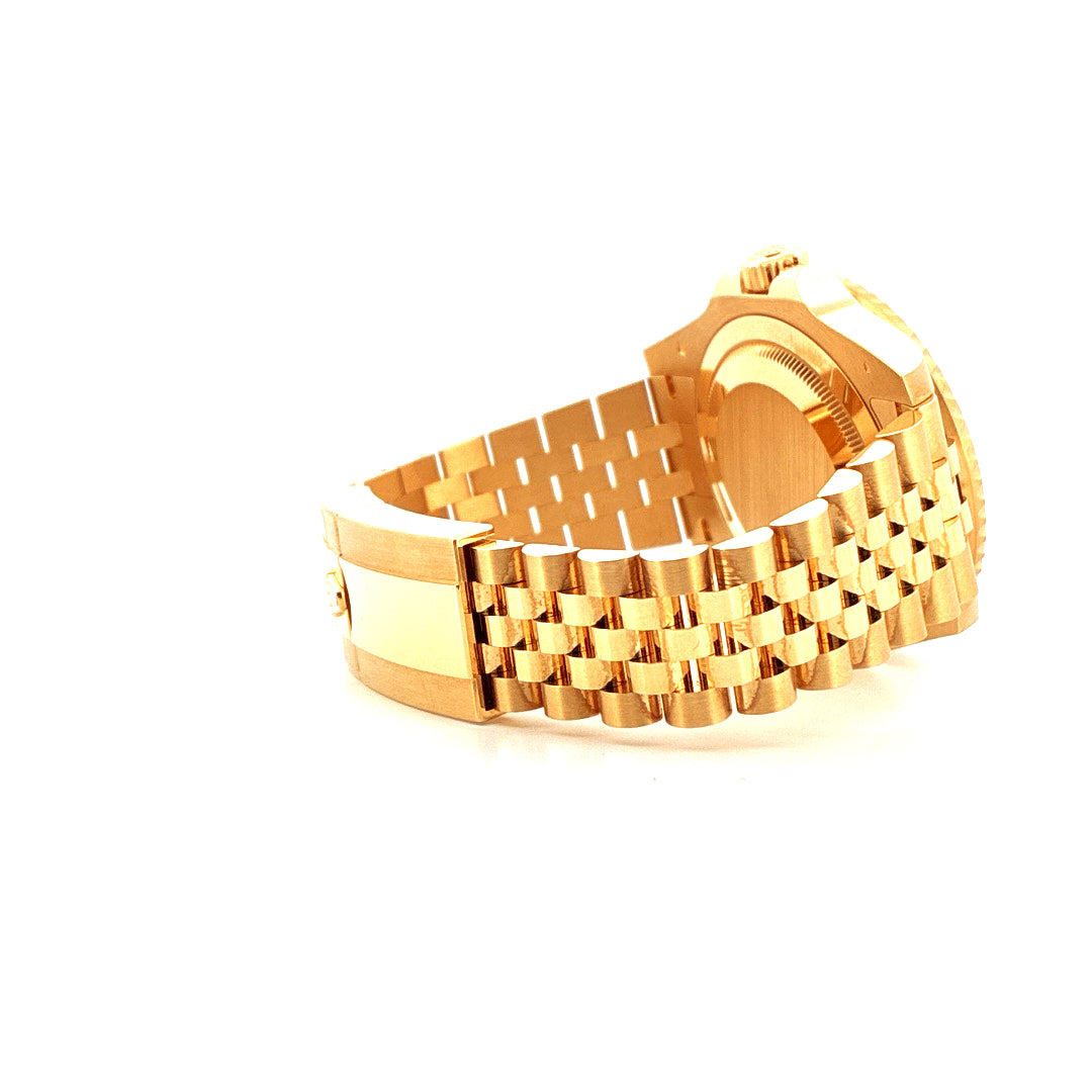 Rolex GMT-Master II 126718GRNR Gelbgold Seitenansicht des Armbands mit Jubilé-Band auf weißem Hintergrund