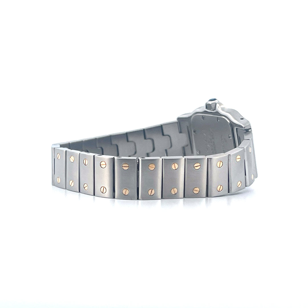 Seitenansicht einer Cartier Santos Galbée Uhr aus Stahl und Gelbgold mit charakteristischem Armband auf weißem Hintergrund