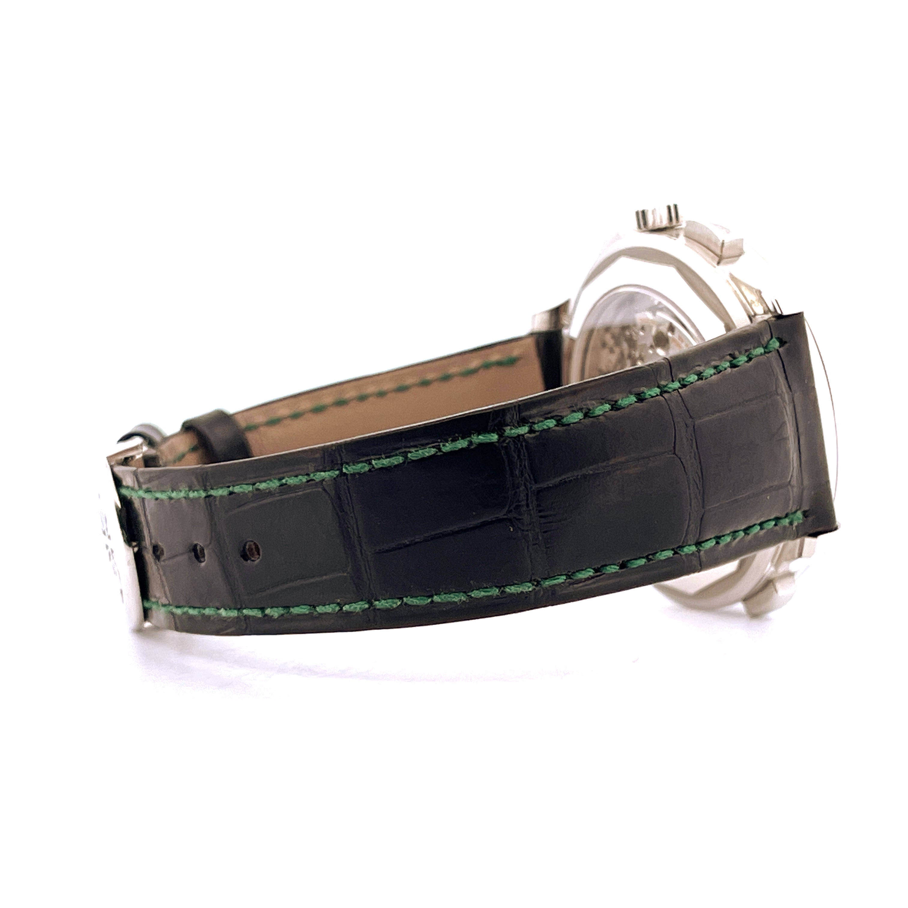 Seitenansicht eines Patek Philippe 5930P-001 Platin-Chronographen mit schwarzem Krokodillederarmband und grüner Naht