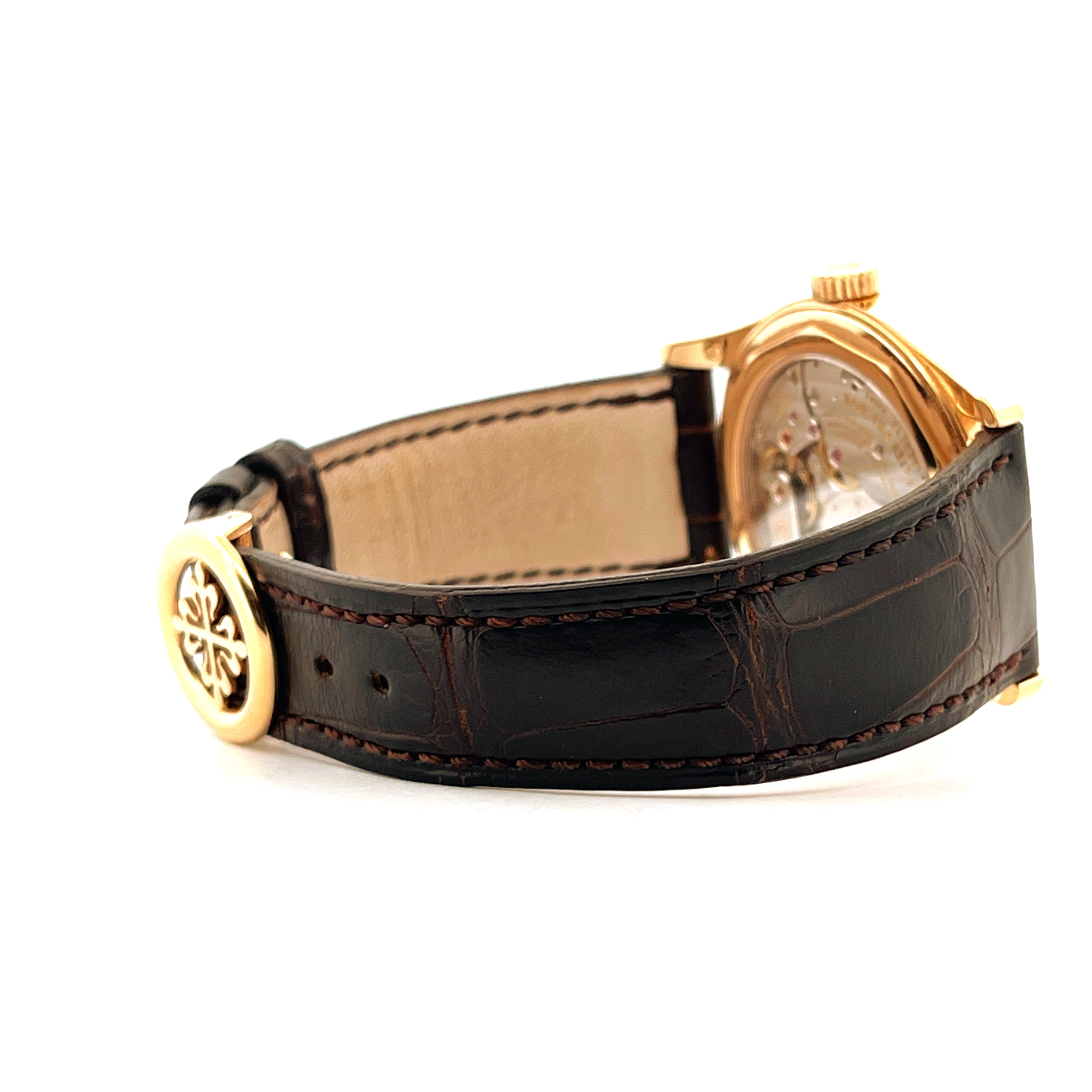 Patek Philippe Calatrava Roségold Seitenansicht mit dunkelbraunem Krokodillederarmband und Logo