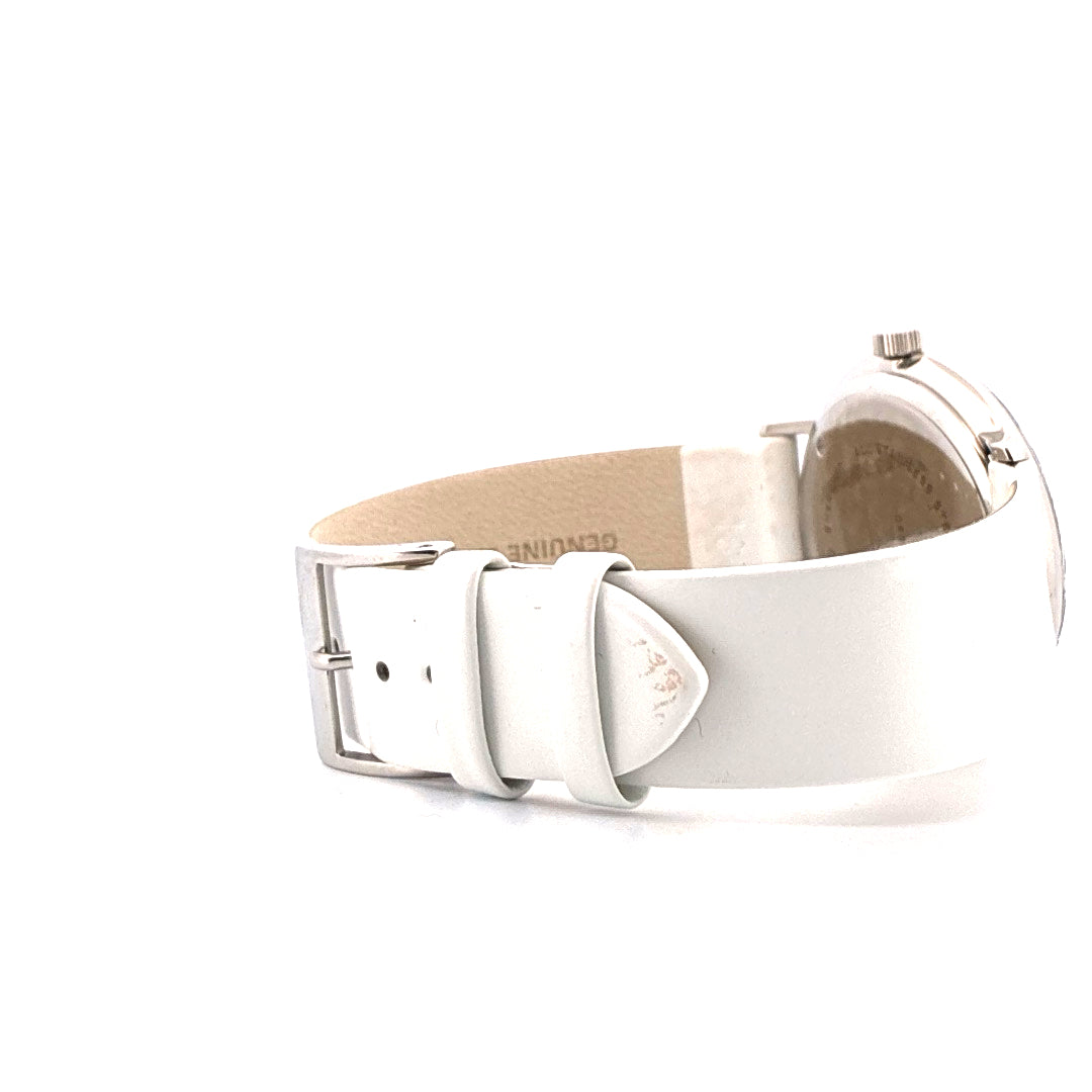 Junghans Max bill Handaufzug, Seitenansicht mit weißem Lederarmband und Edelstahlschließe auf weißem Hintergrund