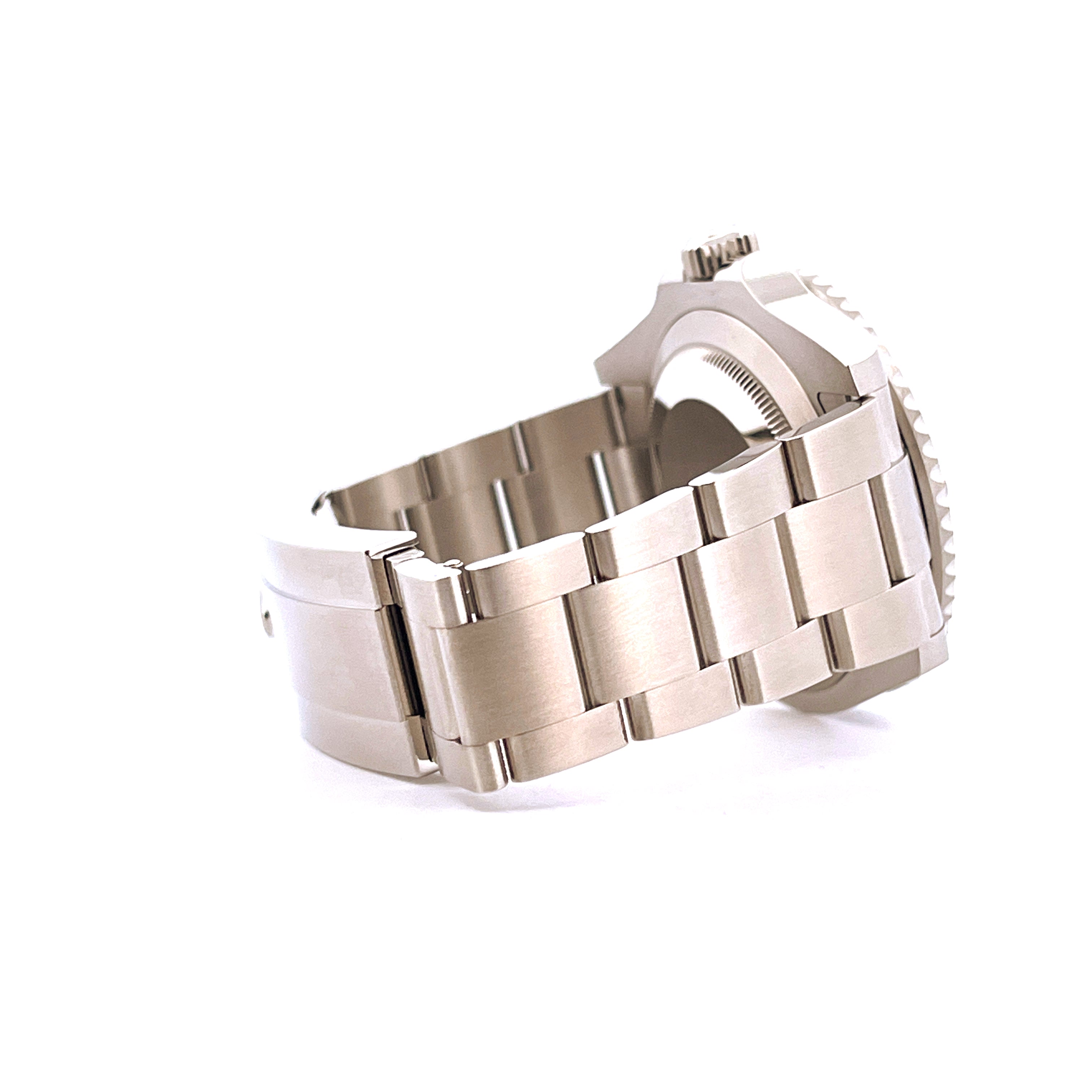 Seitenansicht einer Rolex Submariner Date Starbucks 2023 aus Stahl mit poliertem Armband auf weißem Hintergrund