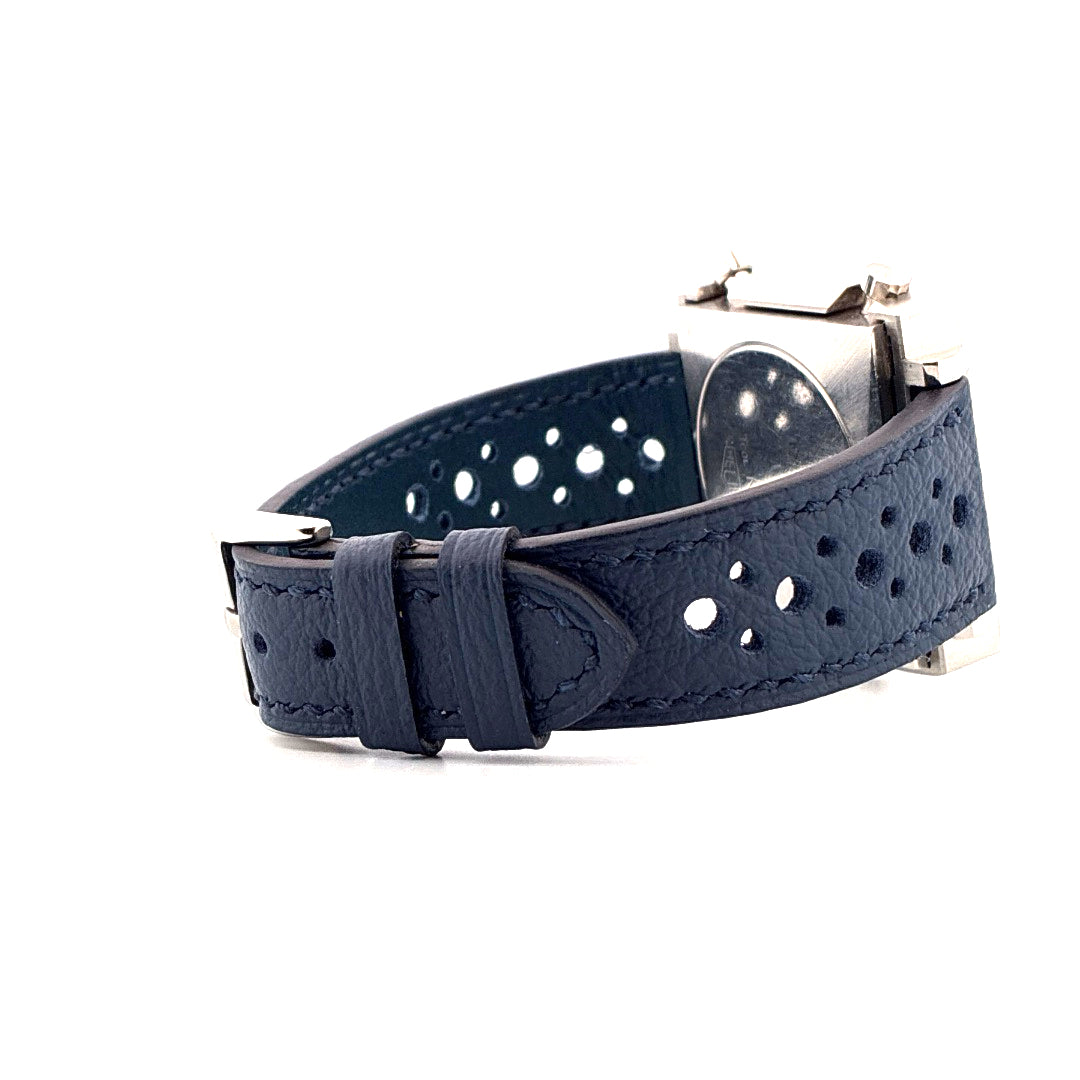Tag Heuer Monaco Calibre 11 Steve McQueen 39mm mit blauem Lochlederarmband im Detail