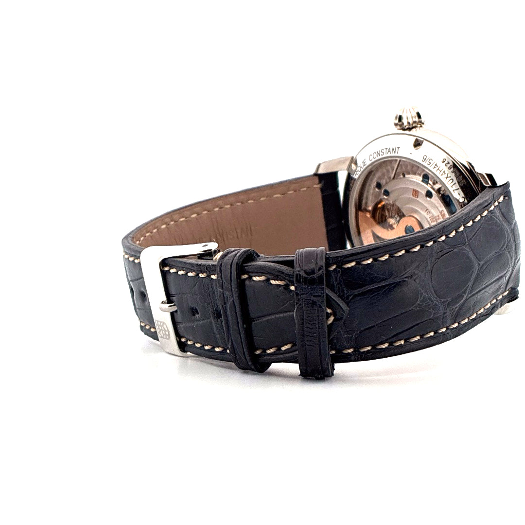 Rückansicht einer Frederique Constant Classics Manufacture Uhr mit schwarzem Kroko-Lederband und Edelstahlschließe