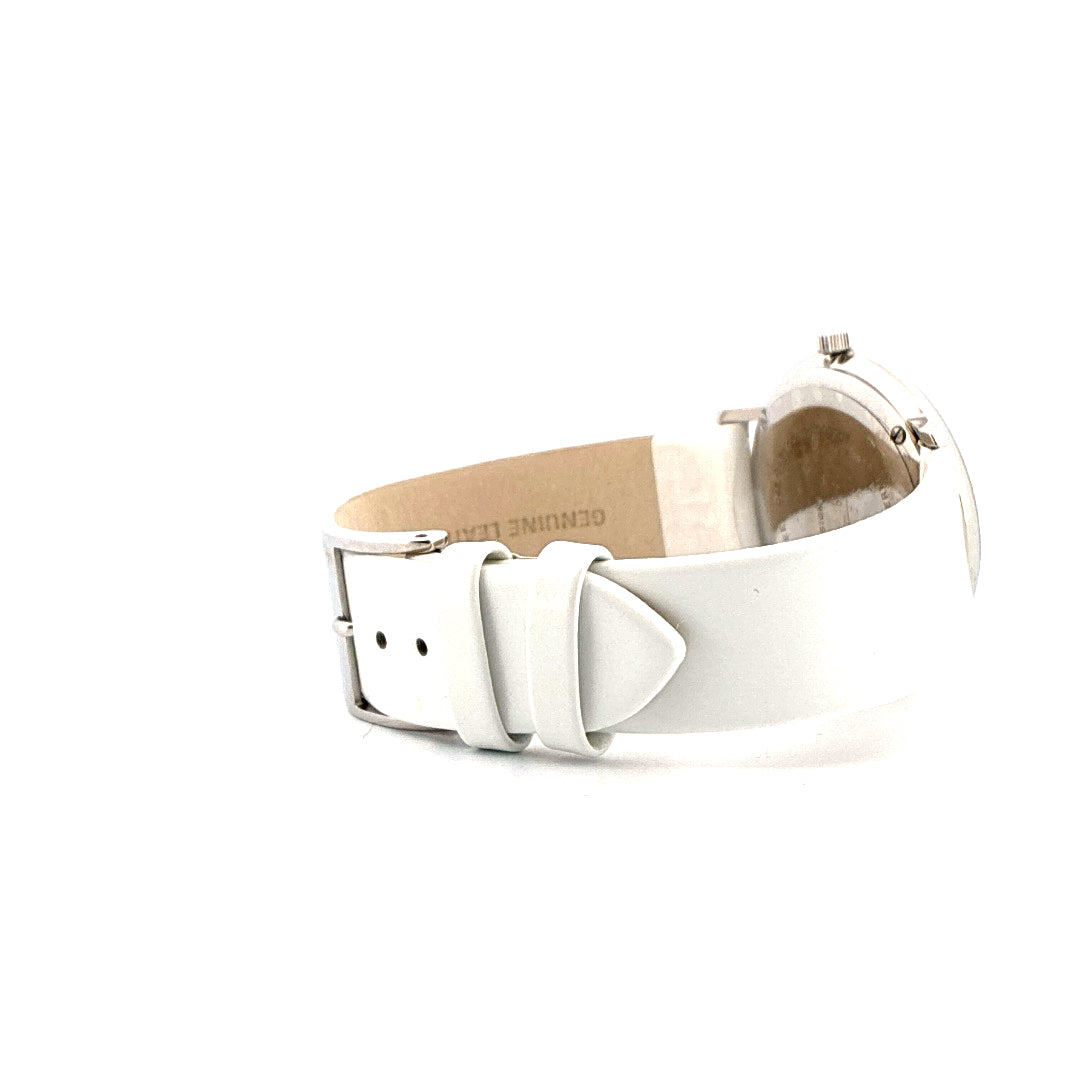 Junghans Max Bill Lady im Seitenprofil mit weißem Lederarmband und Edelstahlschließe