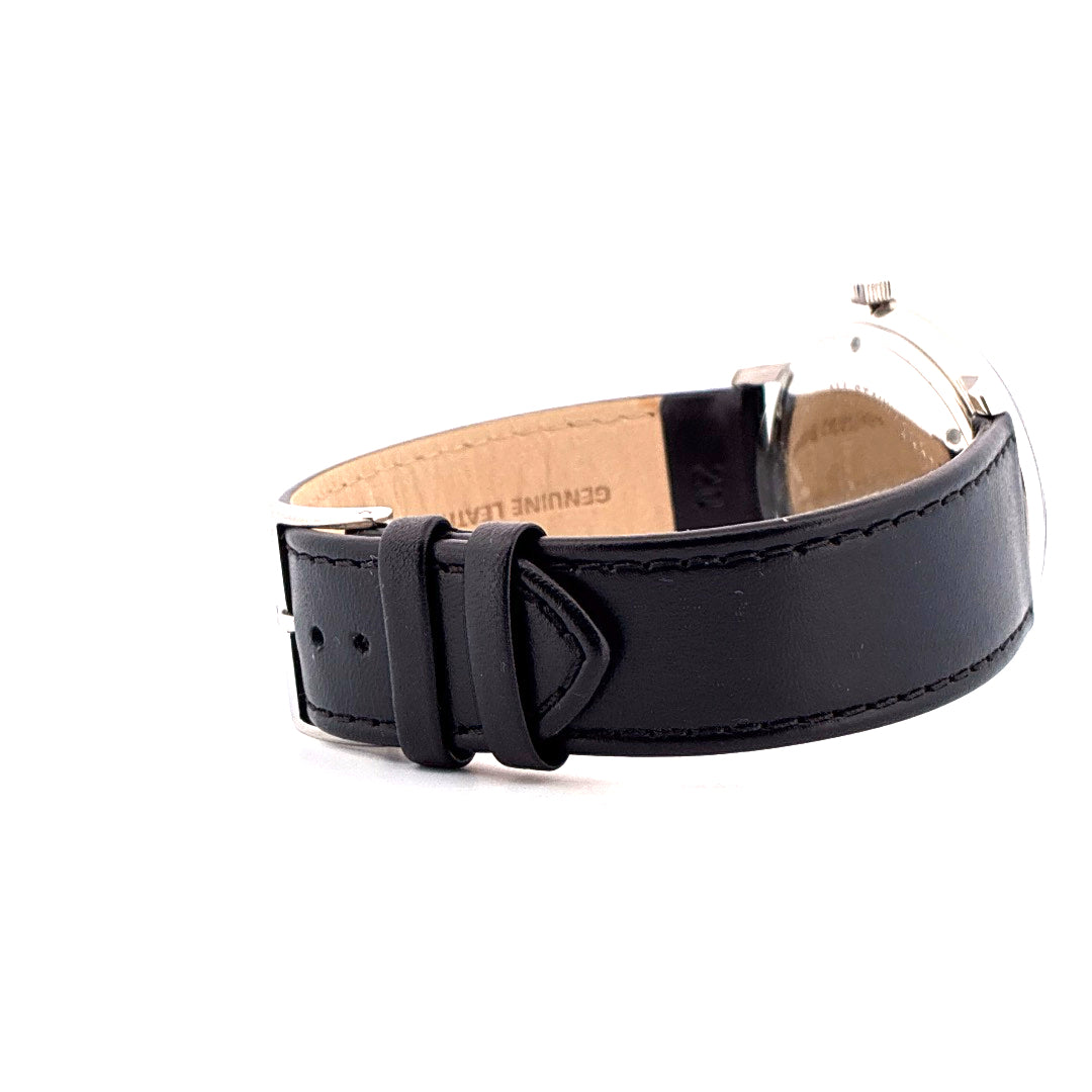 Seitenansicht eines Junghans Max Bill Automatic Armbands aus schwarzem Leder mit silberfarbener Schnalle auf weißem Hinter…