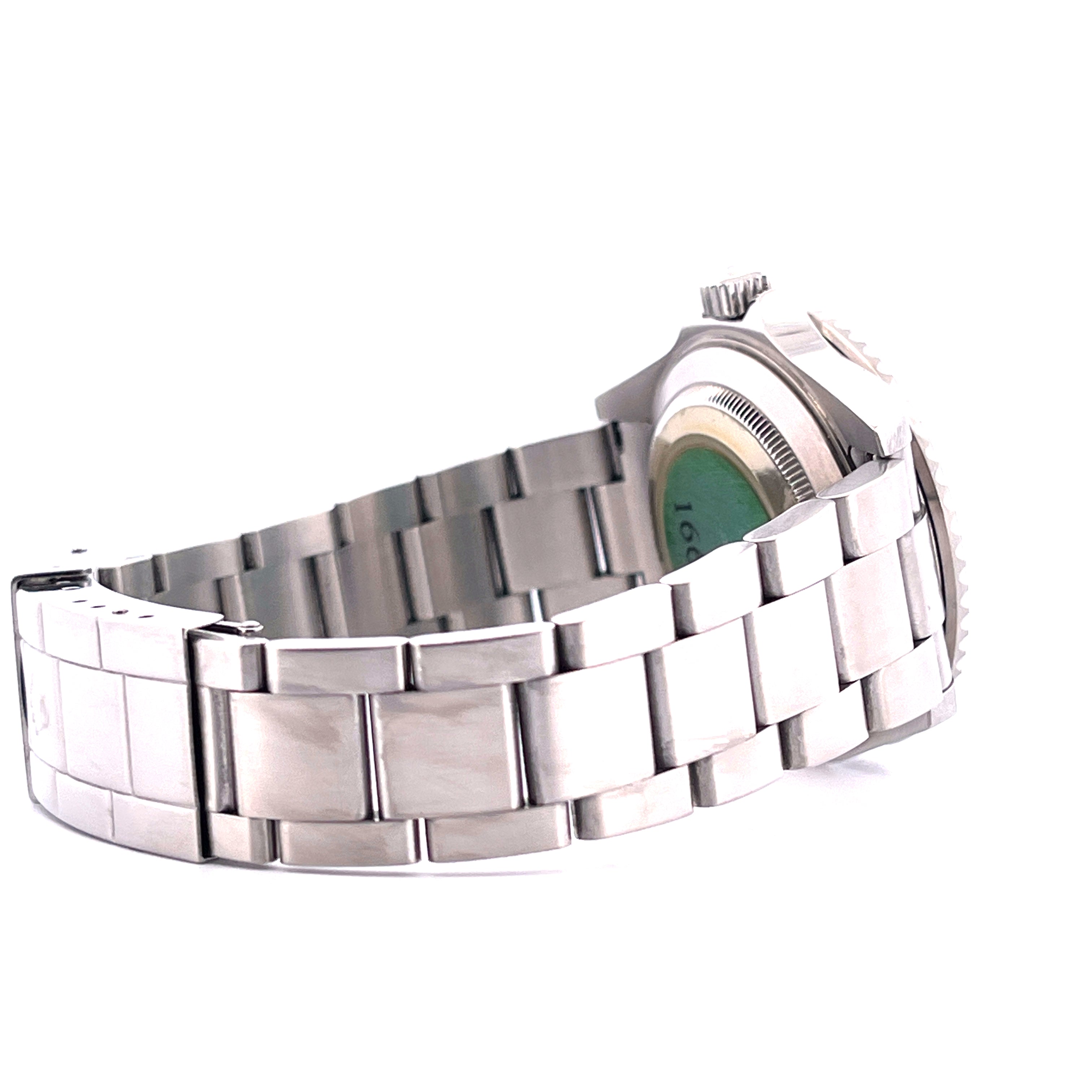Rolex Submariner Date Kermit 40 mm Stahluhr Seitenansicht mit silbernem Armband und gruenem Zifferblatt