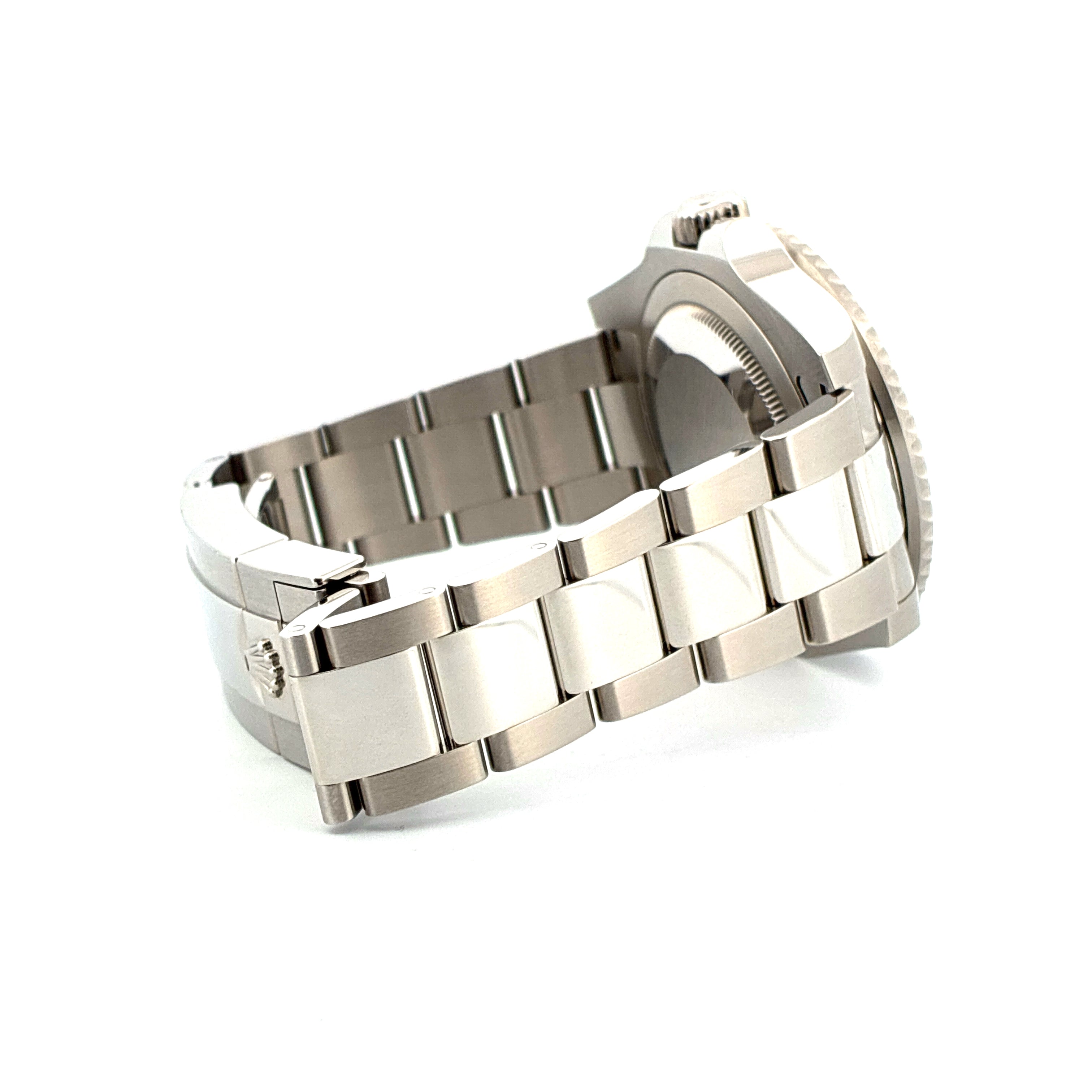 Rolex GMT-Master II Batman auf der Seite mit Stahlarmband und weißer Keramikeinlage auf weißem Hintergrund