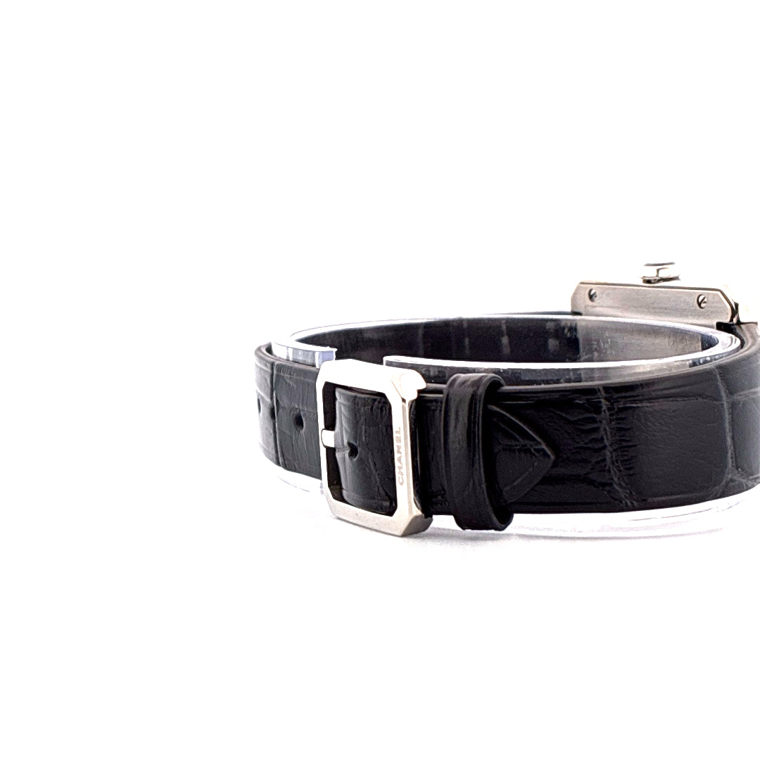 Chanel Boyfriend Uhr aus Edelstahl mit schwarzem Lederarmband und silberner Schnalle auf weißem Hintergrund