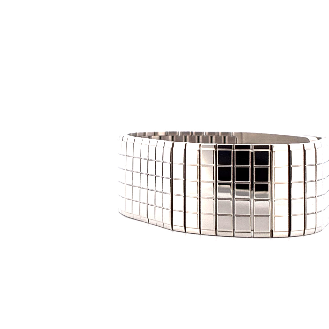 Chanel Code Coco Edelstahl Quarz Armbanduhr ungetragen im Detail auf weißem Hintergrund