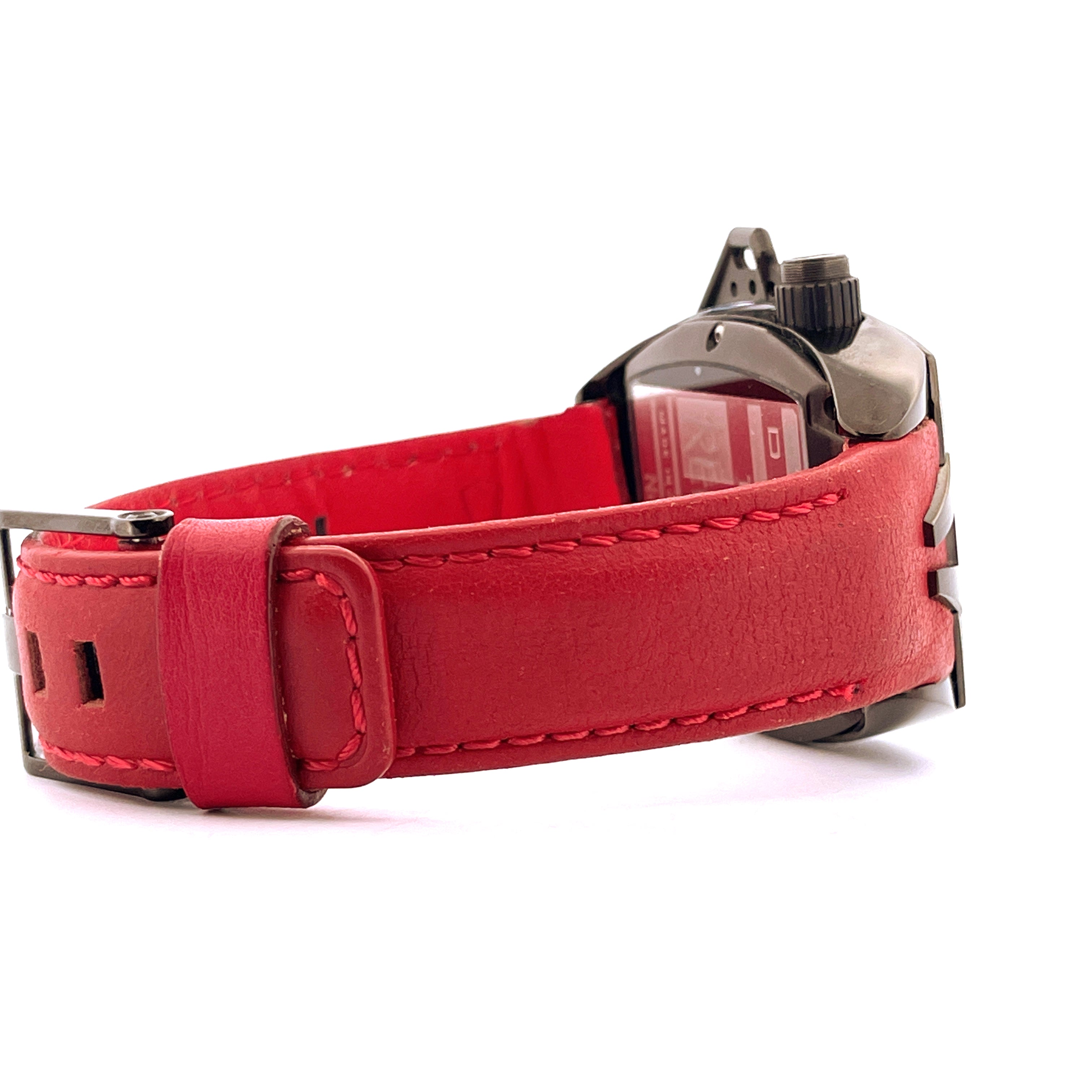 Seitenansicht einer Devon Tread 2 RedRum mit rotem Lederarmband und schwarzem Gehäuse