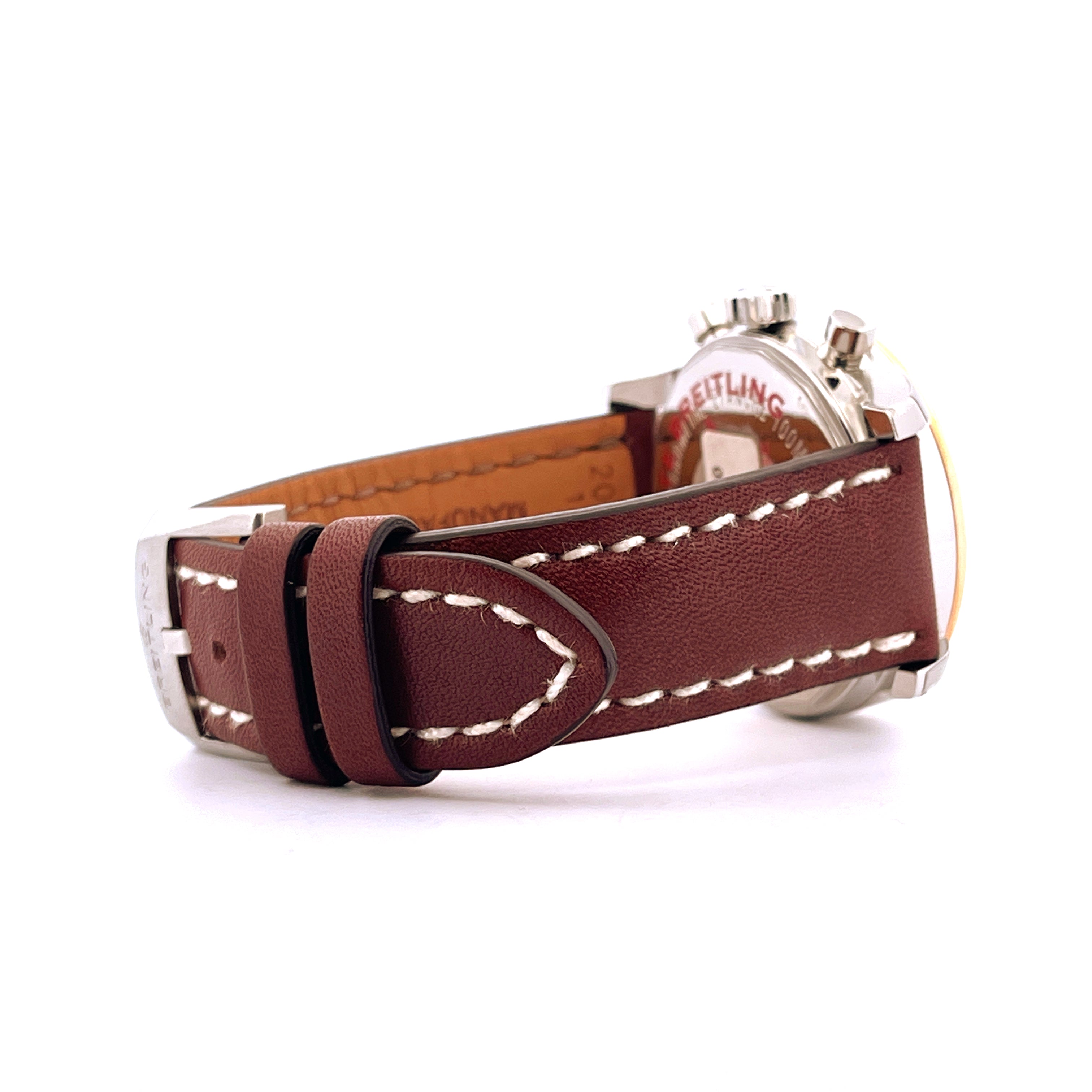 Seitenansicht einer Breitling Transocean Chronograph 38 mit braunem Lederarmband und Naht auf weißem Hintergrund