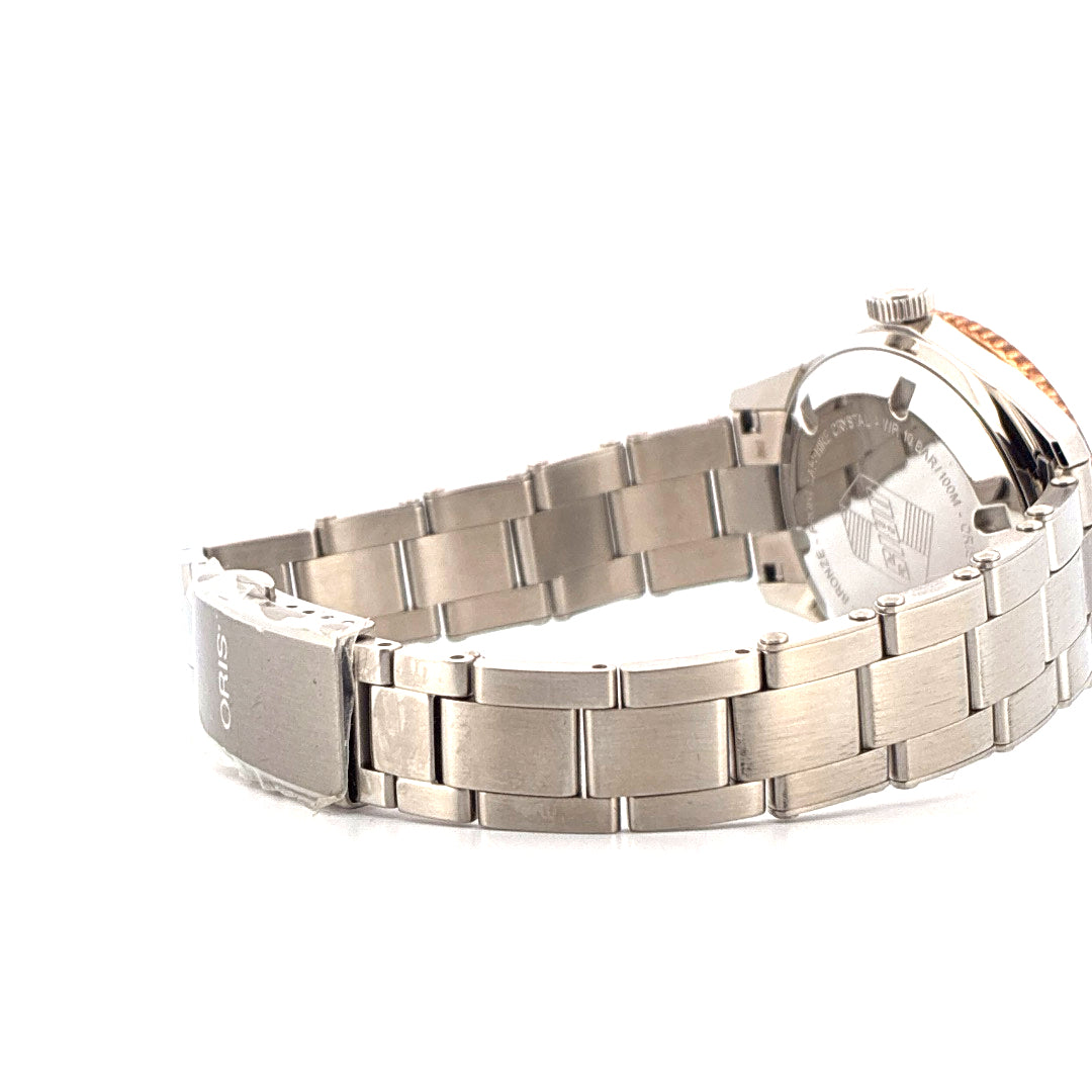 Oris Divers Sixty Five Armbanduhr Edelstahl von der Seite gesehen mit Armband und Schließe