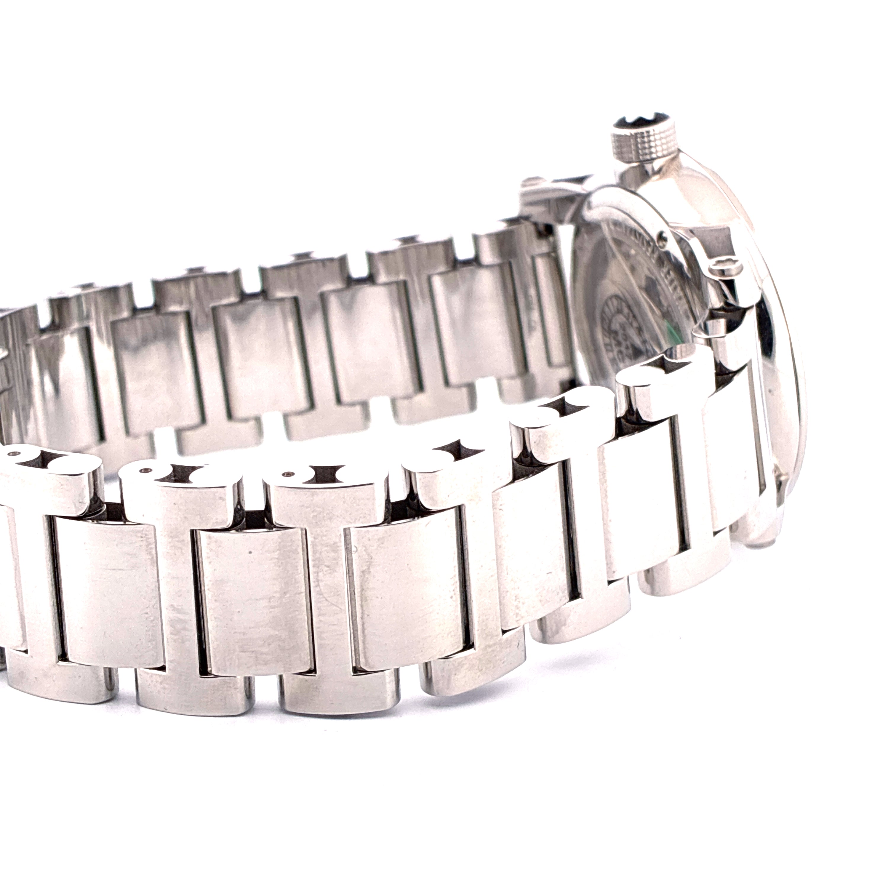 Montblanc Timewalker aus Edelstahl im Detail von der Seite mit Sicht auf das Armband und die Krone