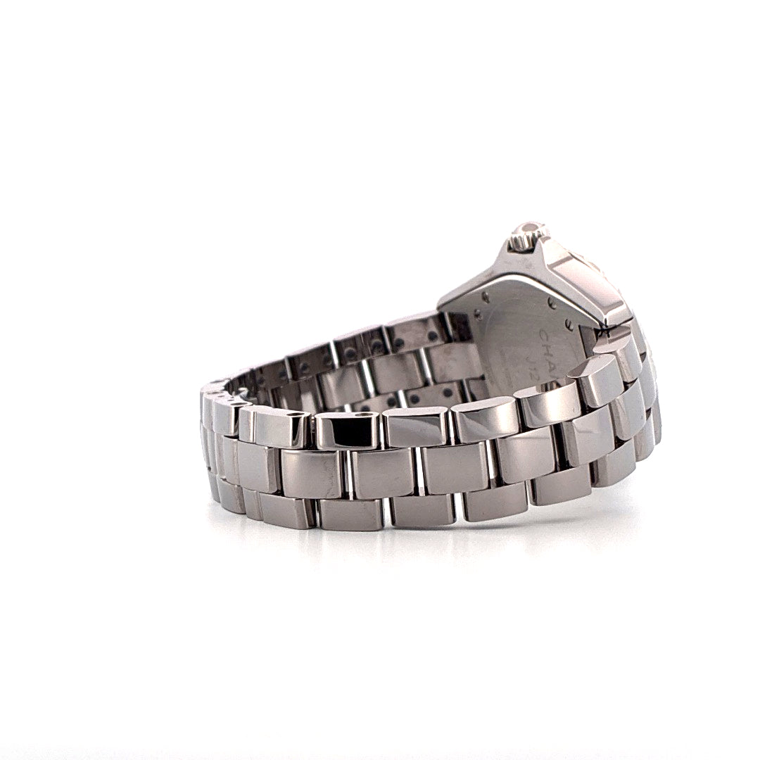 Chanel J12 33mm in seitlicher Ansicht mit Keramikarmband und schwarzem Zifferblatt