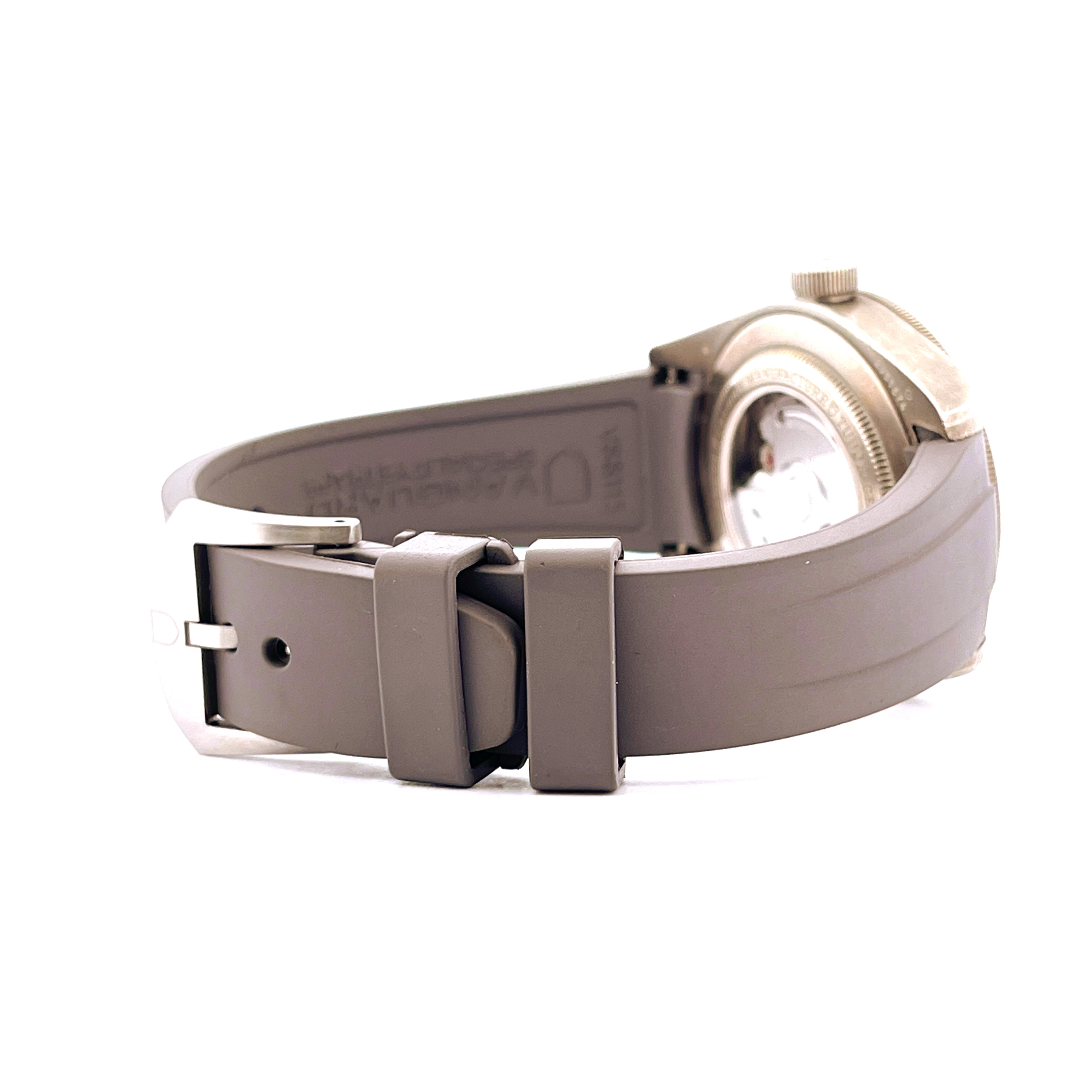 Tudor Black Bay Fifty-Eight Silver im Seitenprofil mit graubraunem Kautschukarmband und silbernem Gehäuse