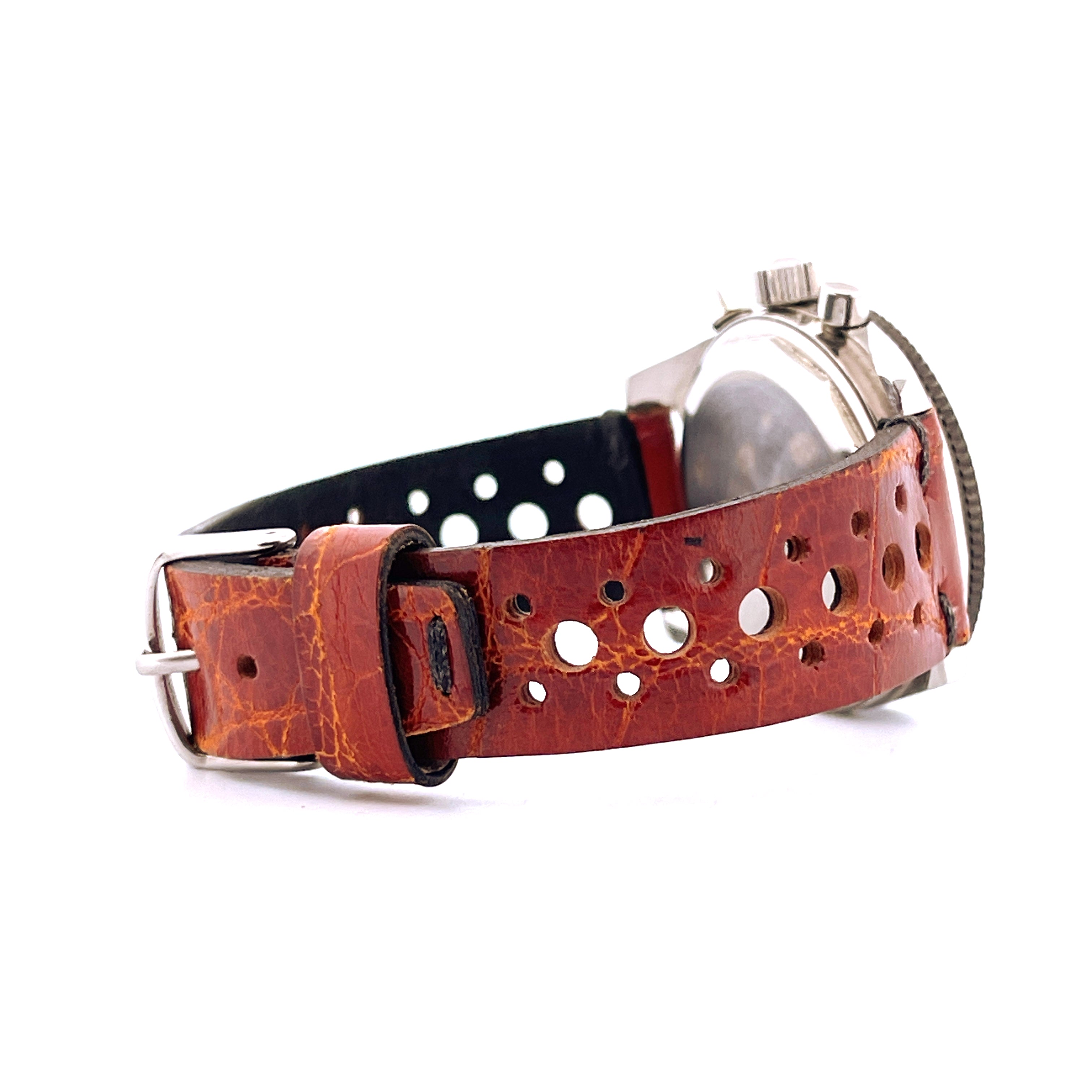 Sinn Vintage Chronograph 102A von der Seite mit cognacfarbenem Lederarmband mit Lochung