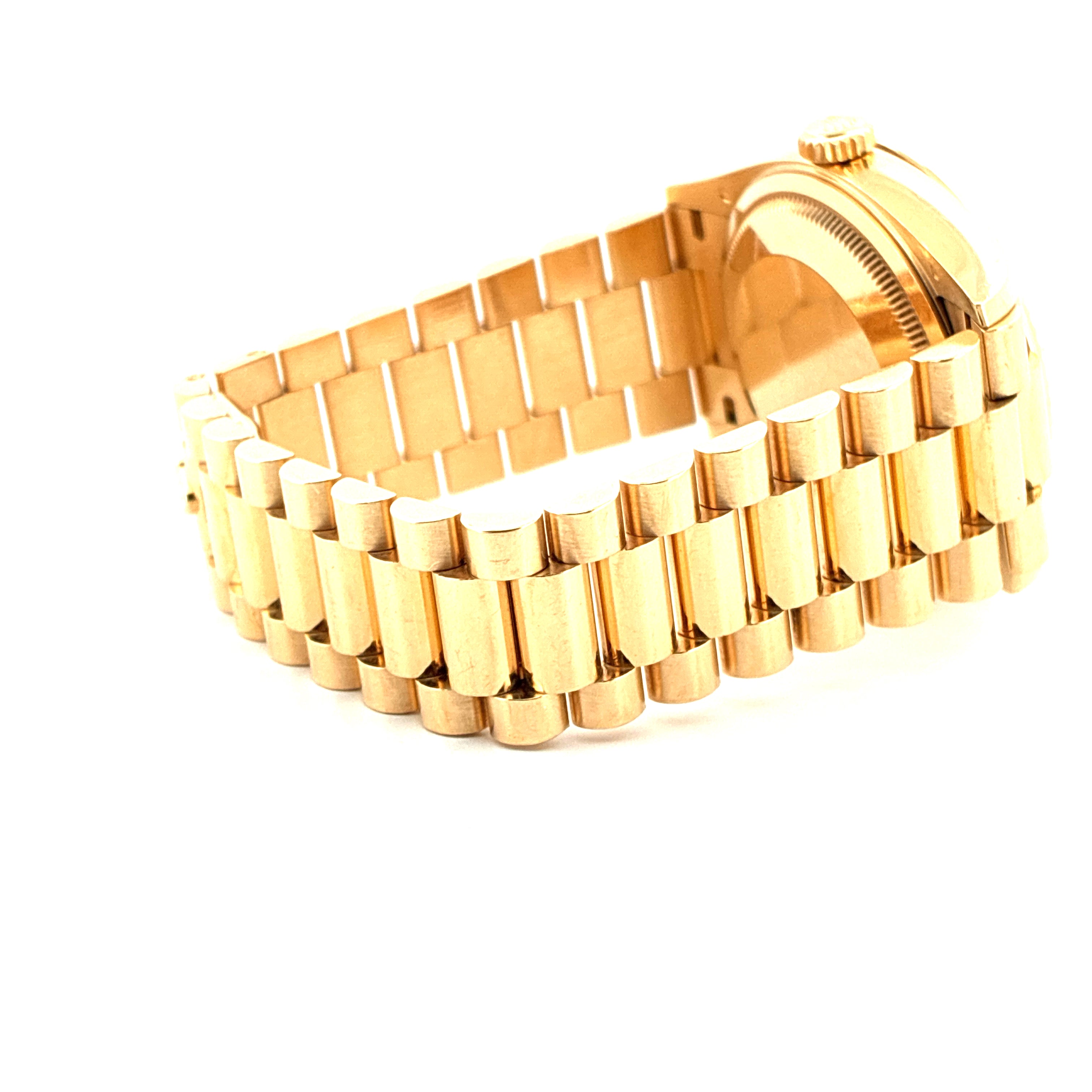 Rolex Day-Date 36 aus Gelbgold mit Präsidentenarmband auf weißem Hintergrund